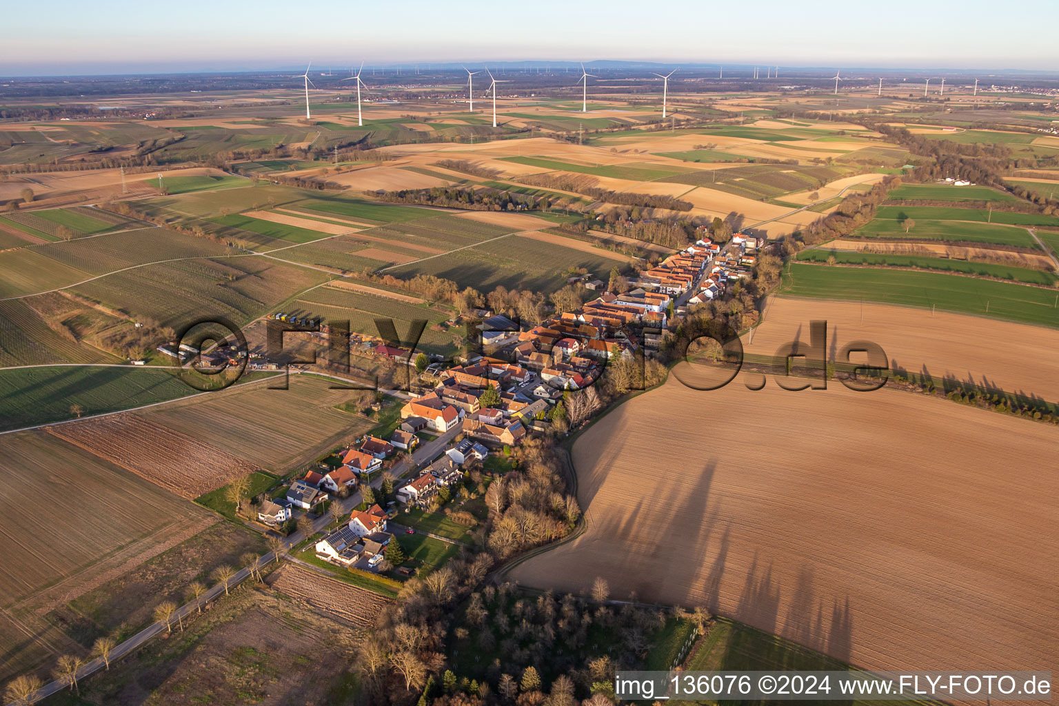 Vue oblique de Rue Haupt à Vollmersweiler dans le département Rhénanie-Palatinat, Allemagne