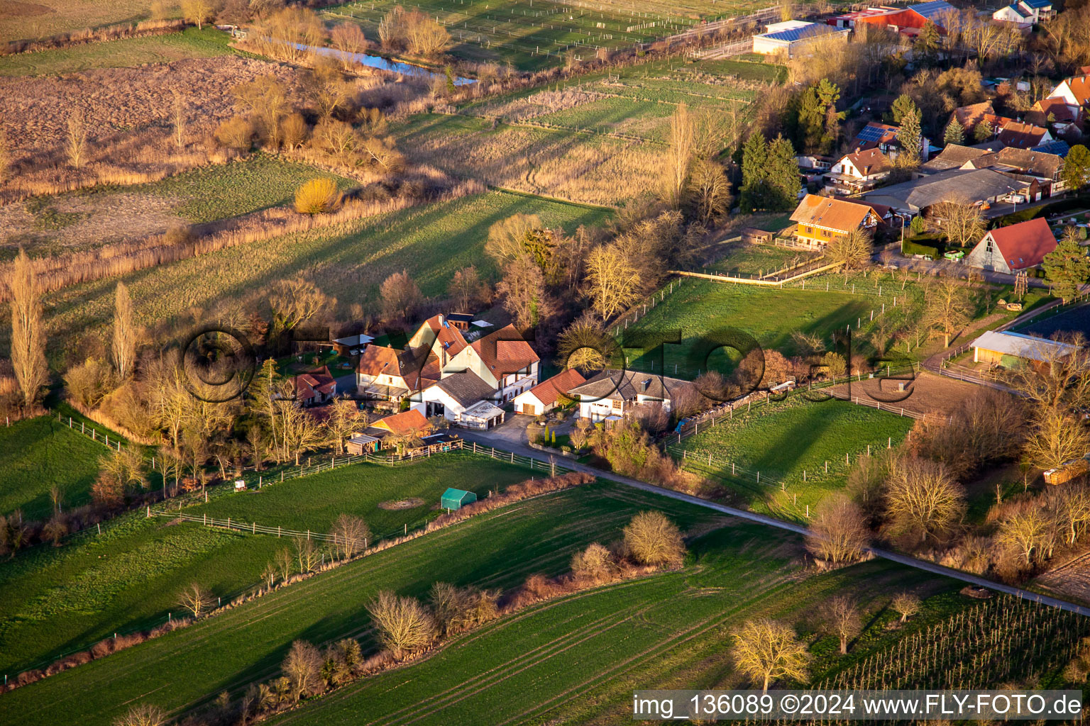 Vue aérienne de Ancien moulin sur l'Erlenbach à Winden dans le département Rhénanie-Palatinat, Allemagne