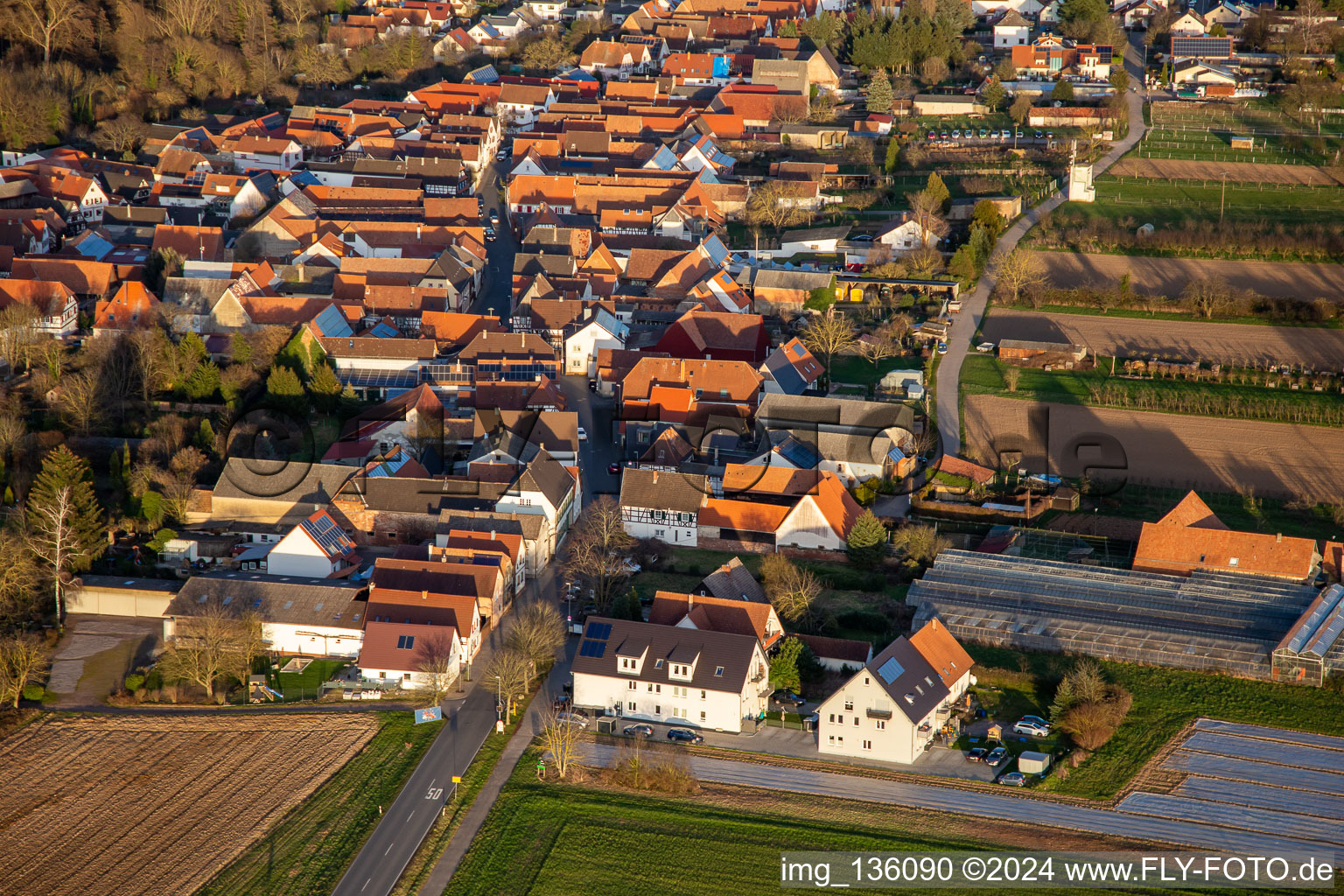 Vue aérienne de Rue principale de l'ouest à Winden dans le département Rhénanie-Palatinat, Allemagne