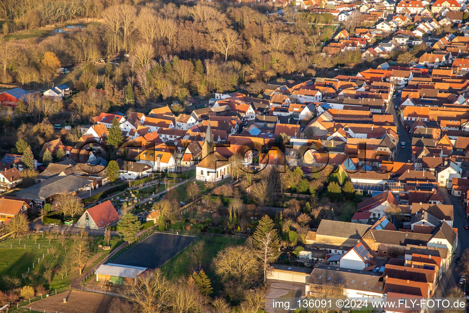 Vue aérienne de Cimetière et prot. Église à Winden dans le département Rhénanie-Palatinat, Allemagne