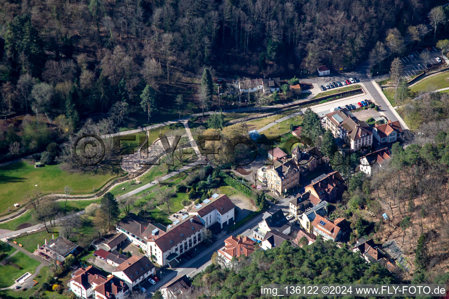 Vue aérienne de Kneippstrasse Hôtel Kurparkblick à Bad Bergzabern dans le département Rhénanie-Palatinat, Allemagne