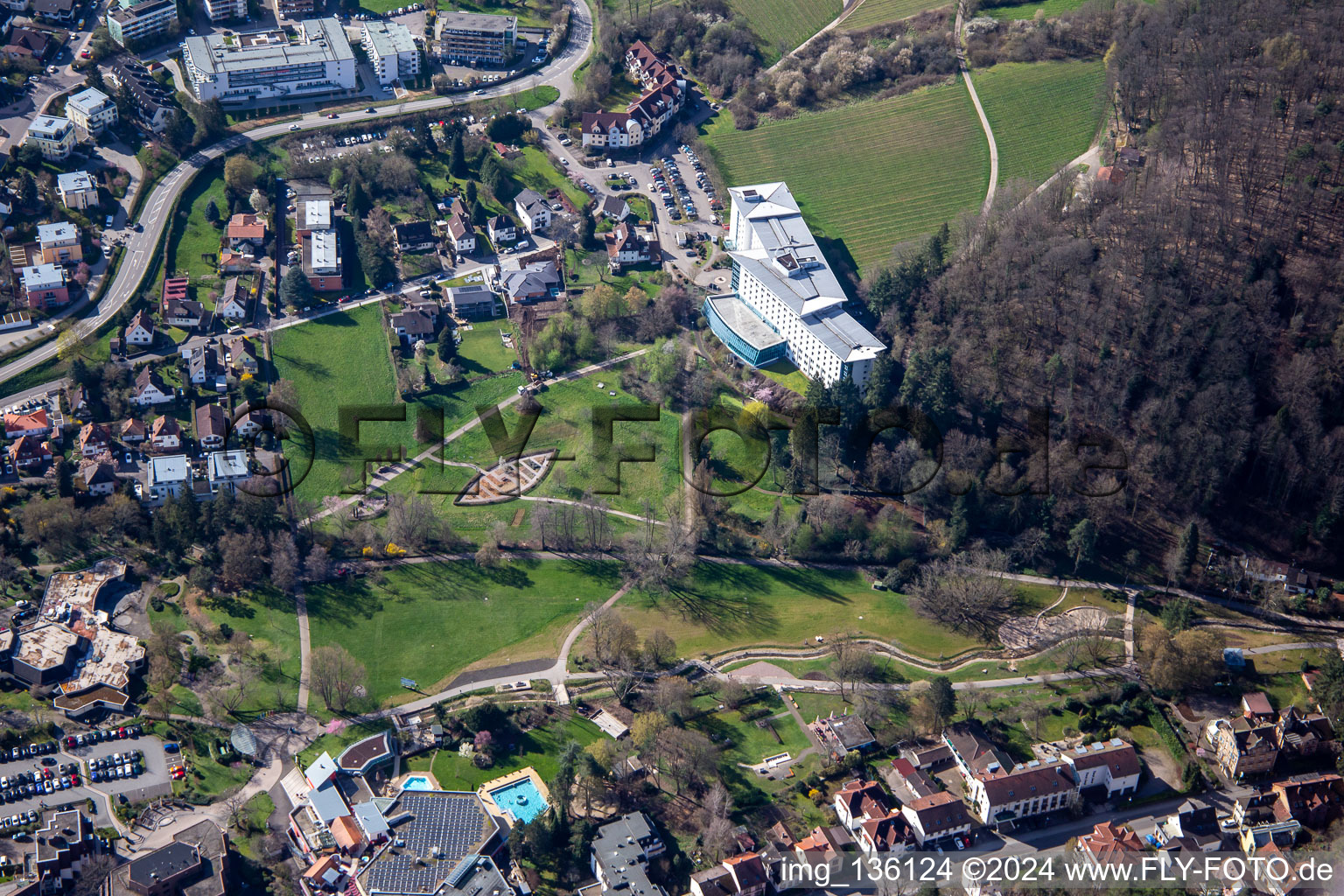 Vue aérienne de Jardin d'herbes aromatiques, parc thermal Bad Bergzabern en dessous de la clinique spécialisée Edith Stein, clinique de neurologie à Bad Bergzabern dans le département Rhénanie-Palatinat, Allemagne