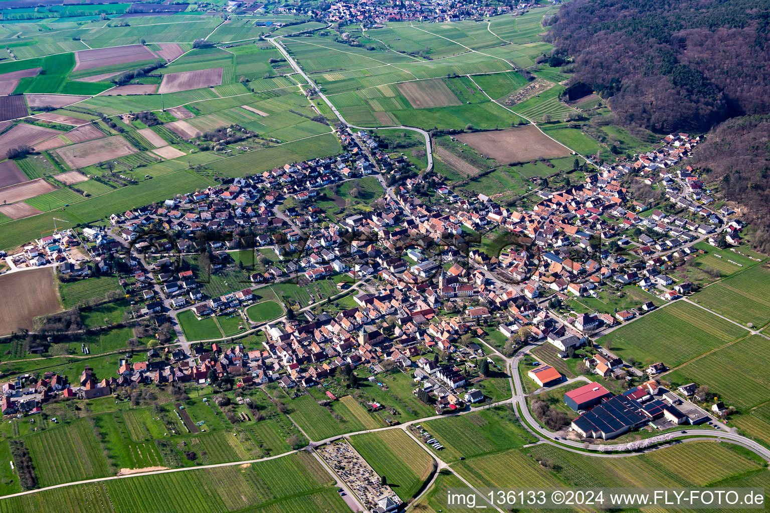 Vue aérienne de Du nord-est à Oberotterbach dans le département Rhénanie-Palatinat, Allemagne