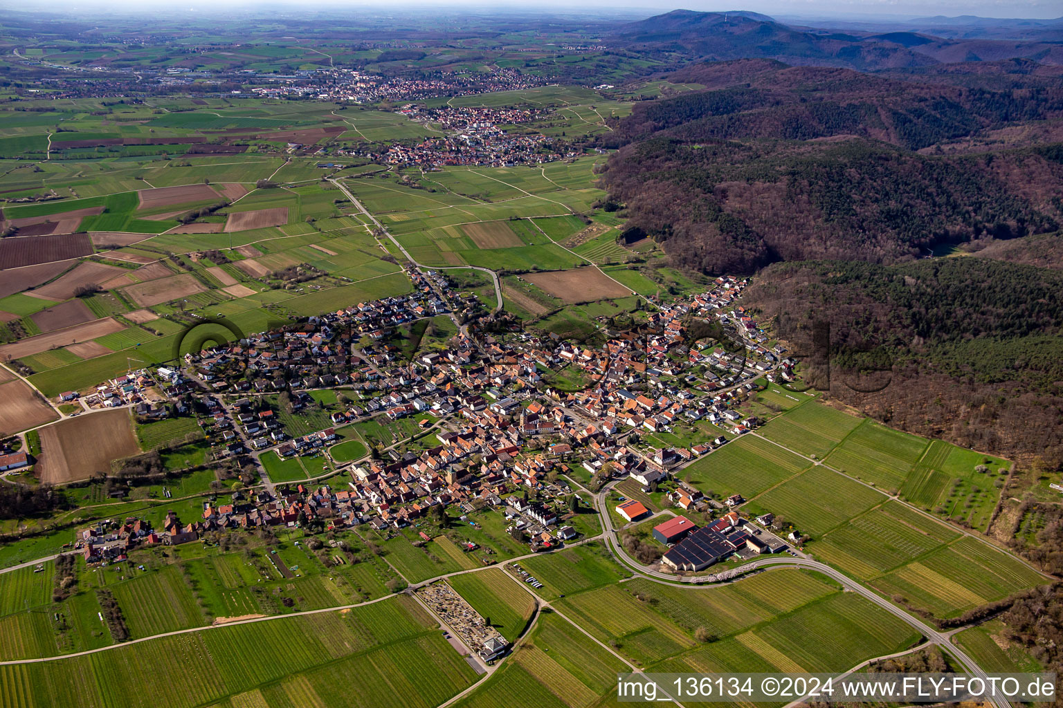 Vue aérienne de Du nord-est à Oberotterbach dans le département Rhénanie-Palatinat, Allemagne