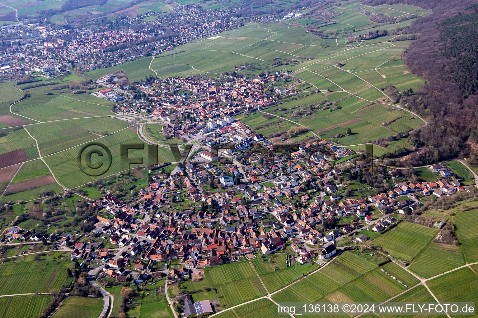 Vue aérienne de Du nord-est à le quartier Rechtenbach in Schweigen-Rechtenbach dans le département Rhénanie-Palatinat, Allemagne