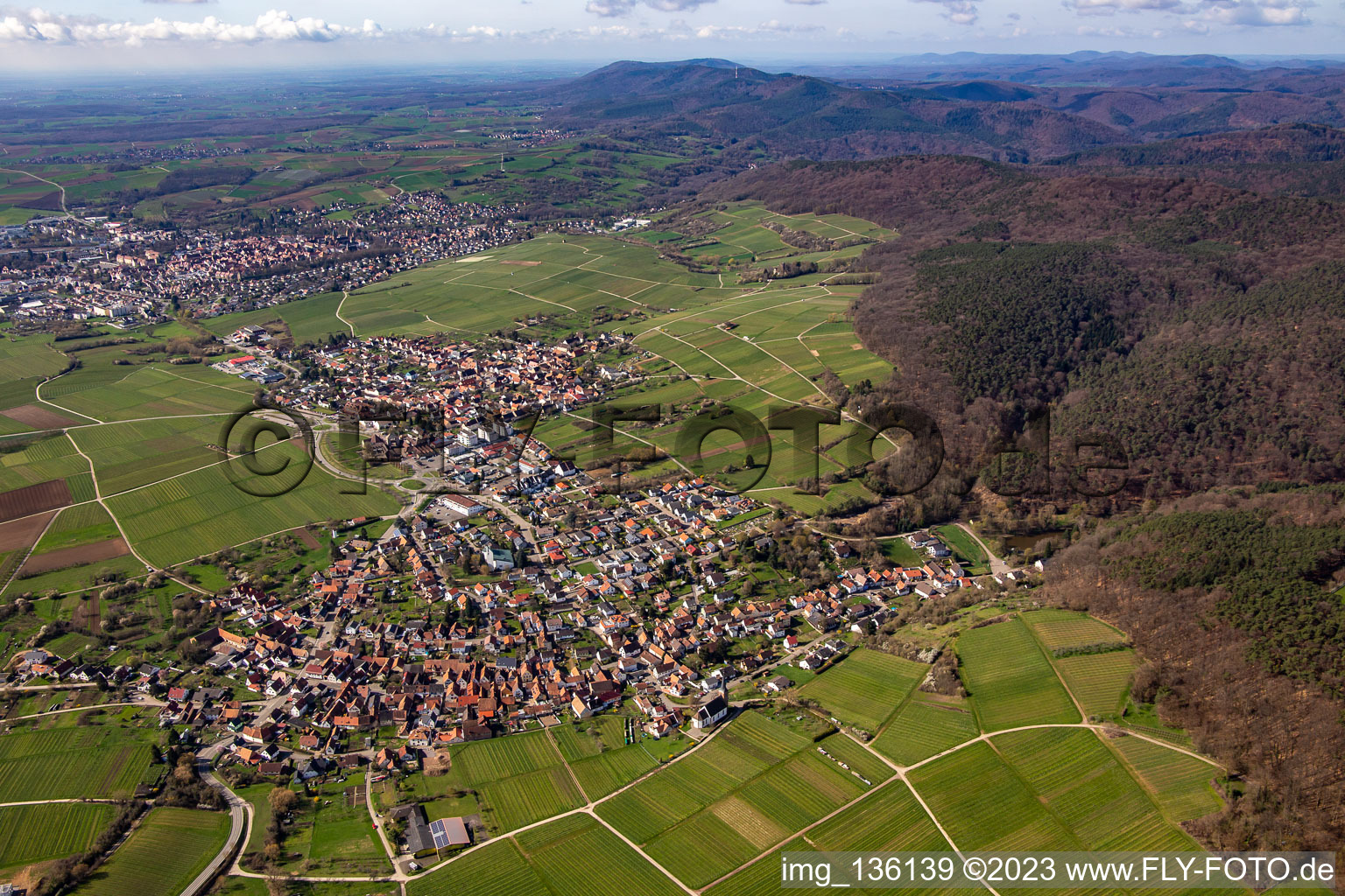 Vue aérienne de Du nord-est à le quartier Rechtenbach in Schweigen-Rechtenbach dans le département Rhénanie-Palatinat, Allemagne
