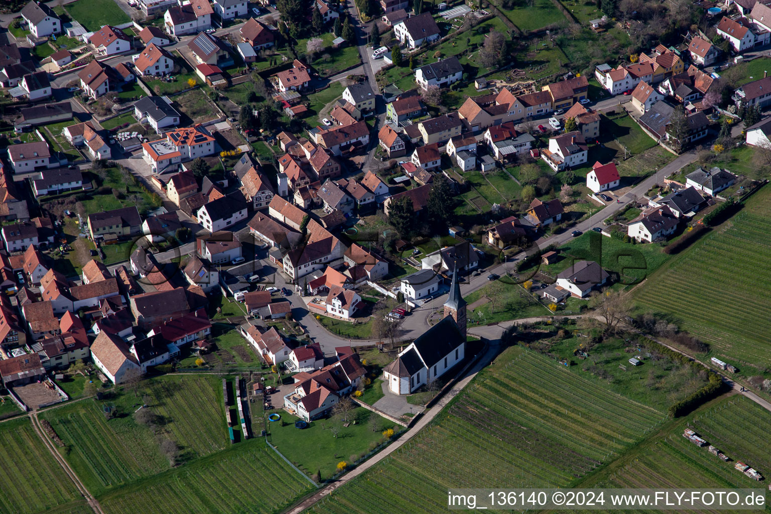 Vue aérienne de Pfarrwingert et église protestante Rechtenbach - Paroisse Schweigen-Rechtenbach à le quartier Rechtenbach in Schweigen-Rechtenbach dans le département Rhénanie-Palatinat, Allemagne