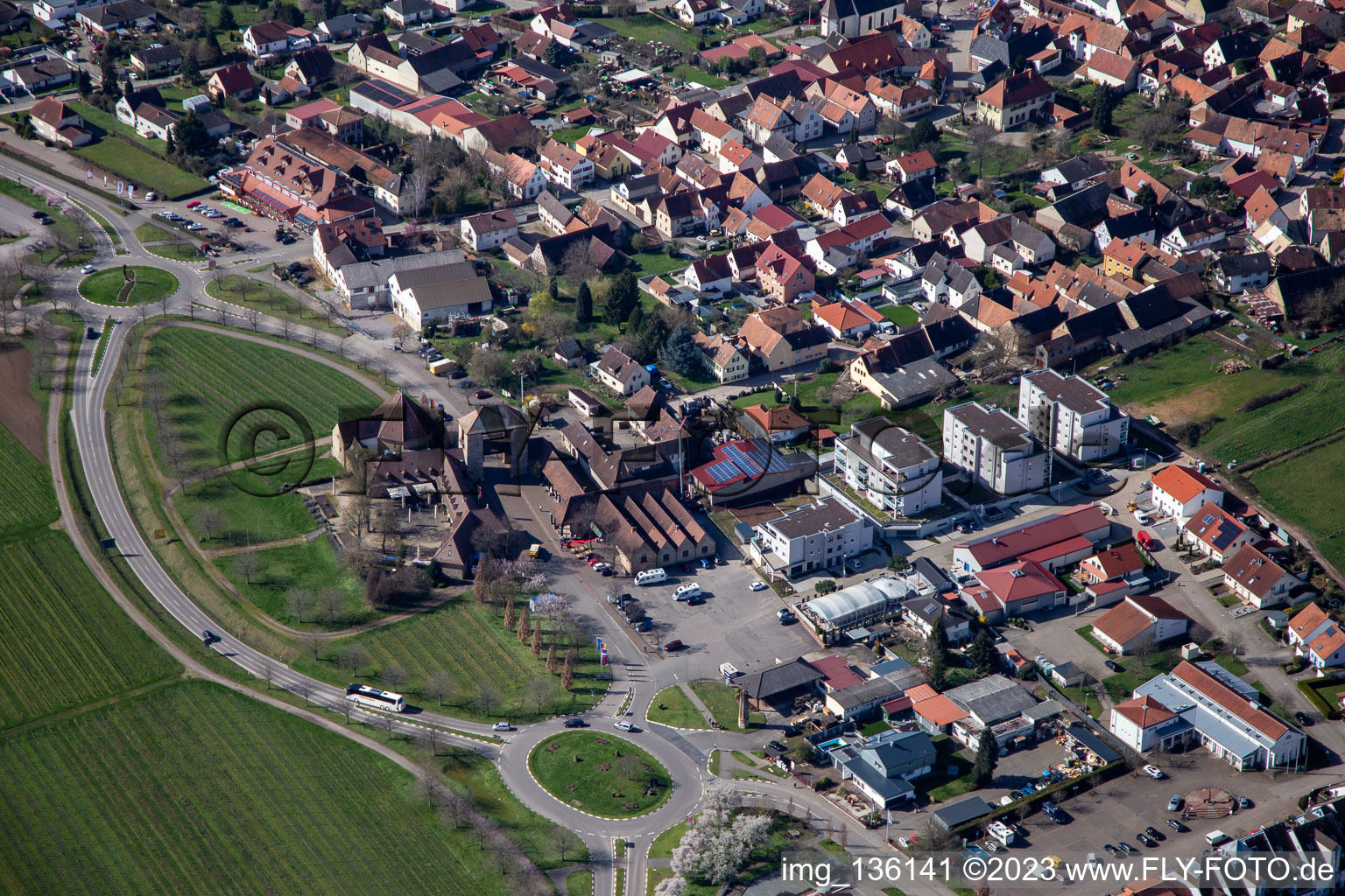 Vue aérienne de Nouveaux immeubles d'habitation sur Sylvanerstr à le quartier Schweigen in Schweigen-Rechtenbach dans le département Rhénanie-Palatinat, Allemagne