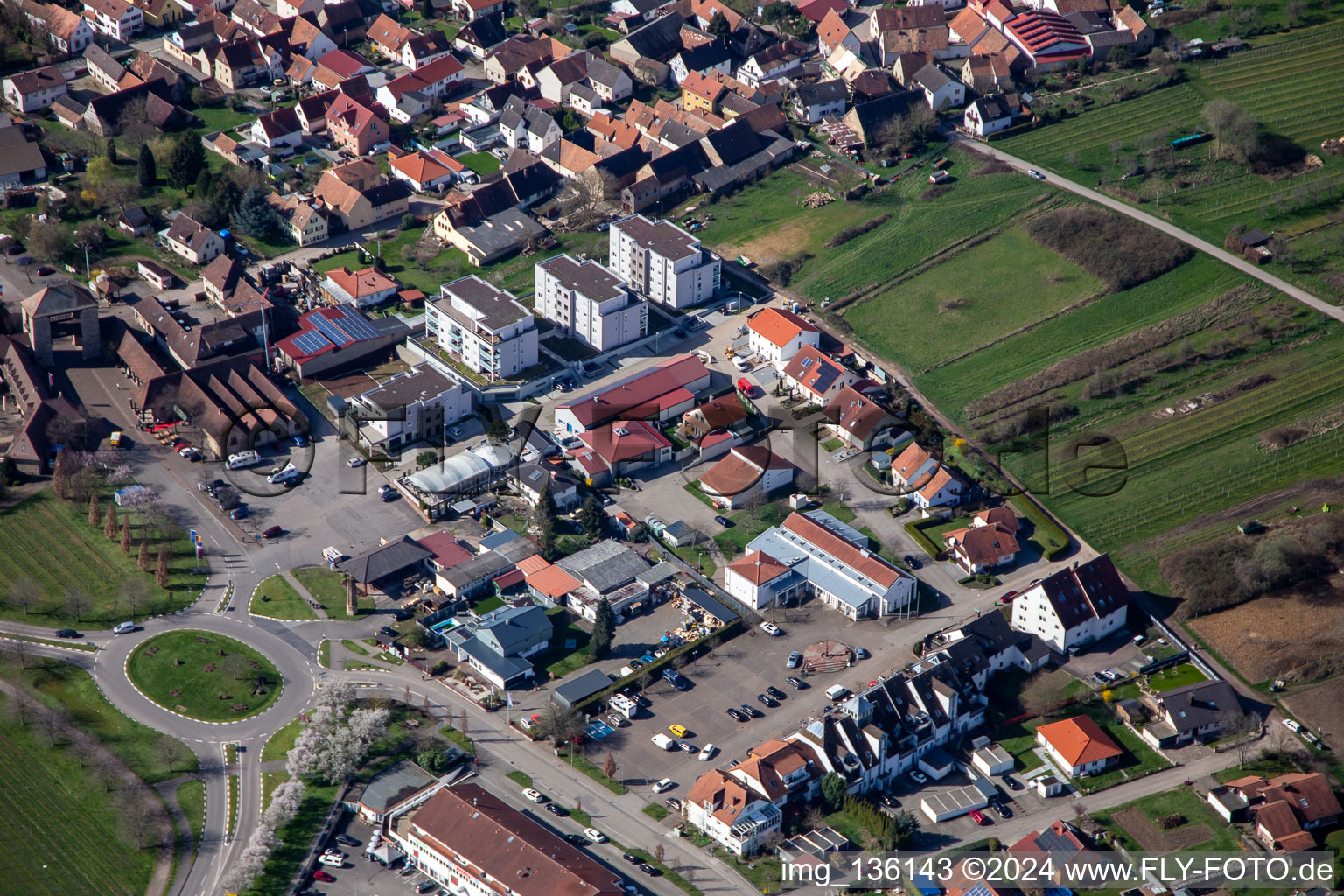 Vue aérienne de Nouveaux immeubles d'habitation sur Sylvanerstr à le quartier Schweigen in Schweigen-Rechtenbach dans le département Rhénanie-Palatinat, Allemagne