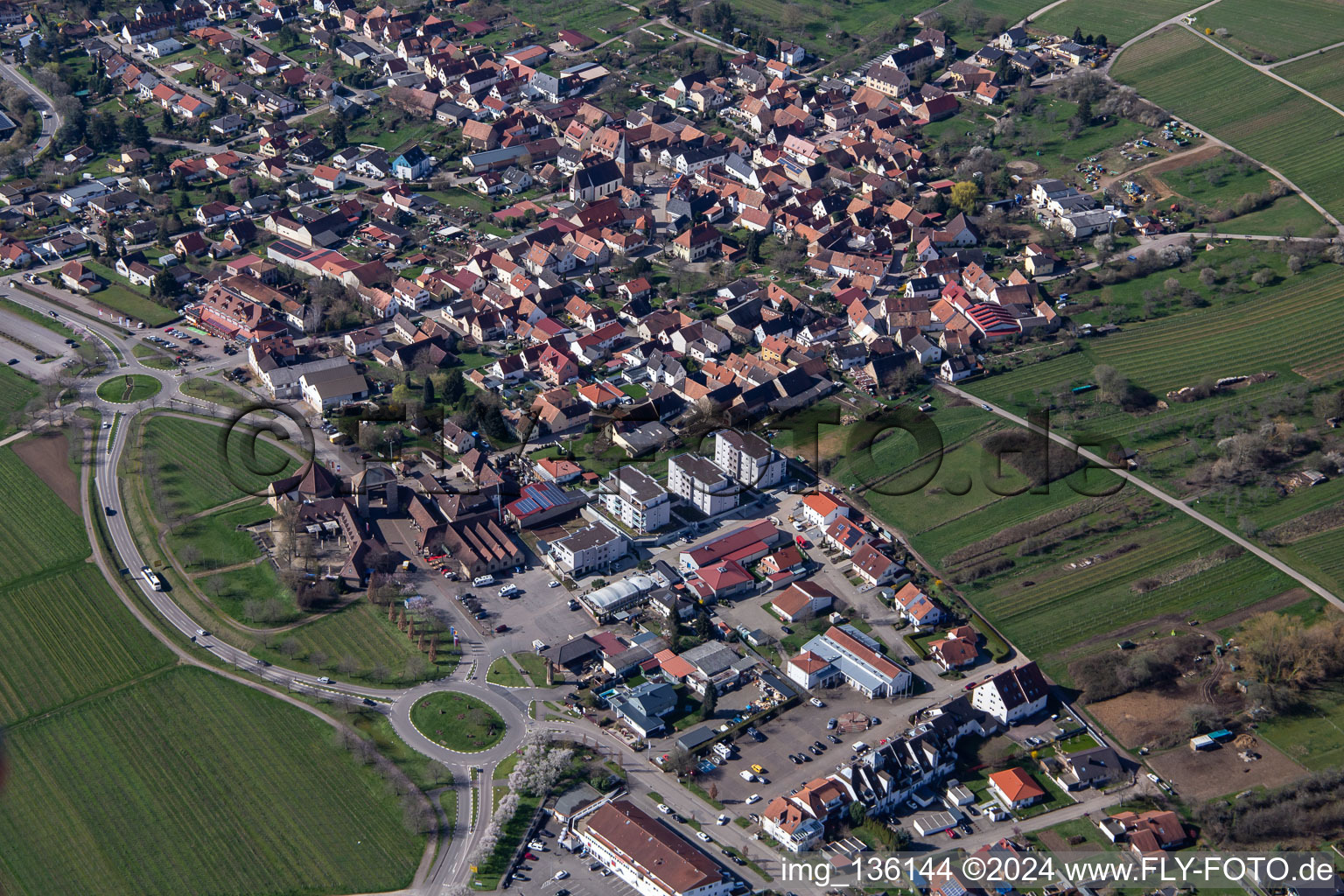 Vue aérienne de Porte du vin allemande. Début de la Weinstr allemande à le quartier Schweigen in Schweigen-Rechtenbach dans le département Rhénanie-Palatinat, Allemagne