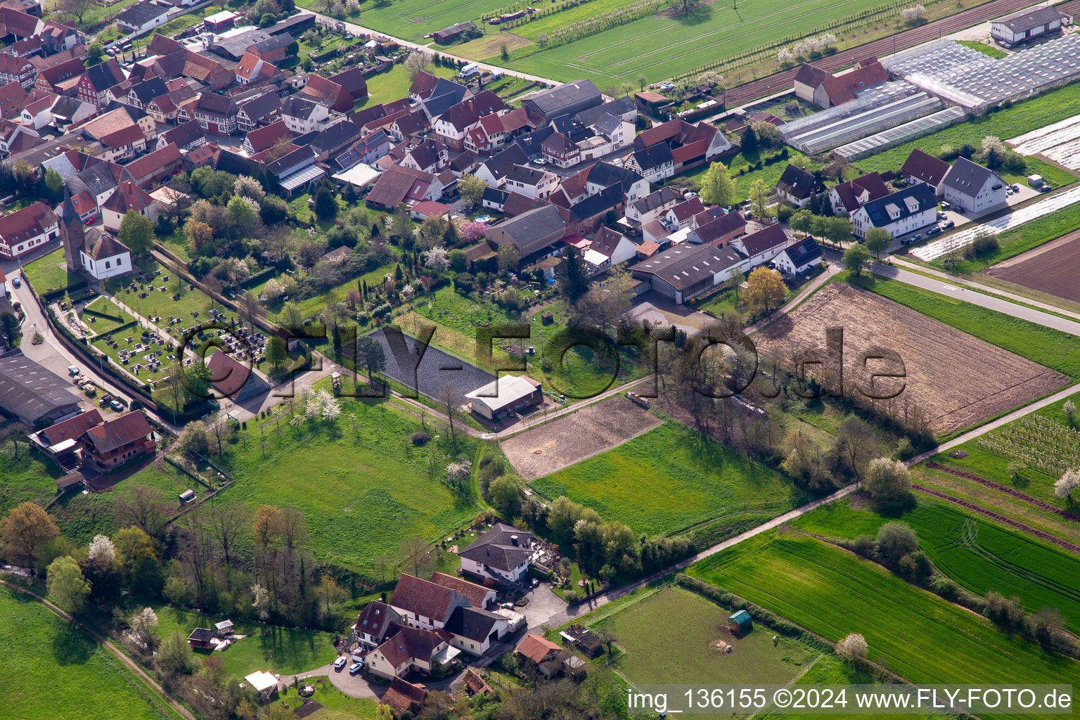 Vue aérienne de Installation équestre au cimetière à Winden dans le département Rhénanie-Palatinat, Allemagne