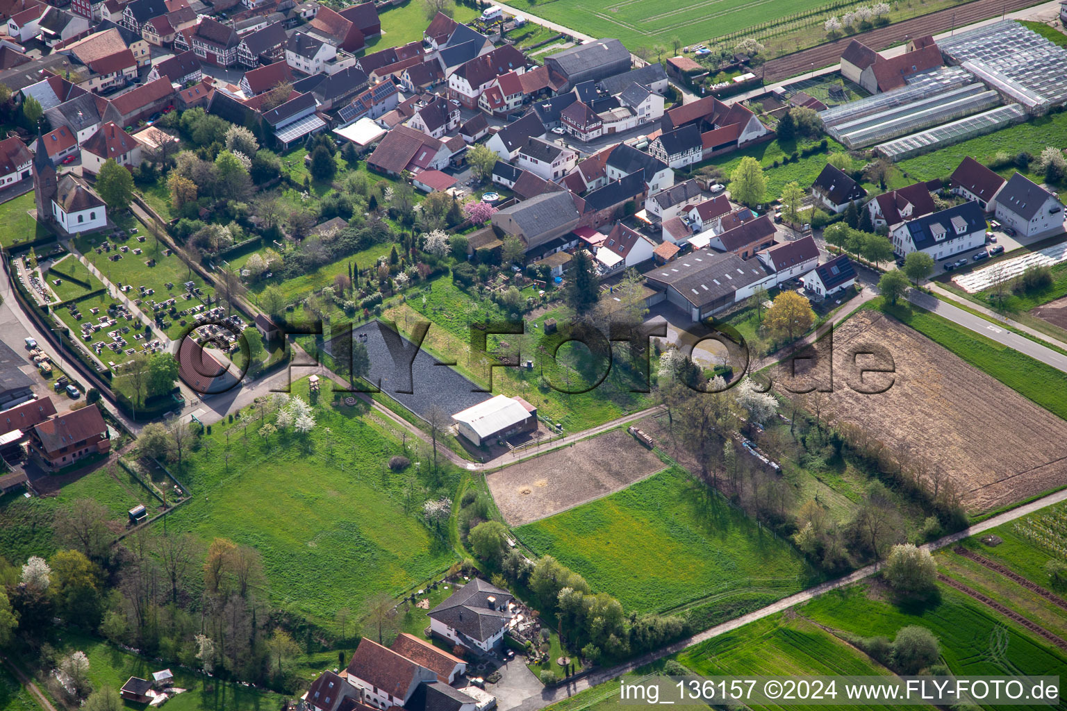 Vue aérienne de Installation équestre au cimetière à Winden dans le département Rhénanie-Palatinat, Allemagne