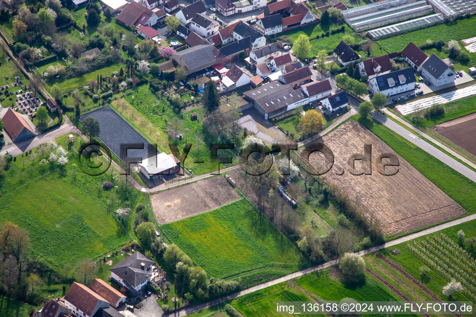 Photographie aérienne de Installation équestre au cimetière à Winden dans le département Rhénanie-Palatinat, Allemagne