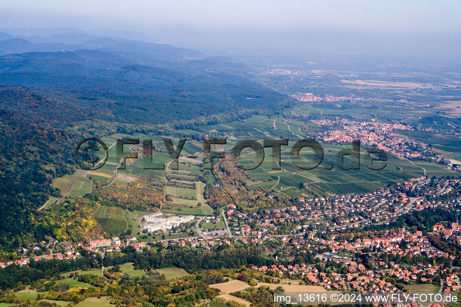 Vue oblique de Sonnenberg après le silence à Wissembourg dans le département Bas Rhin, France