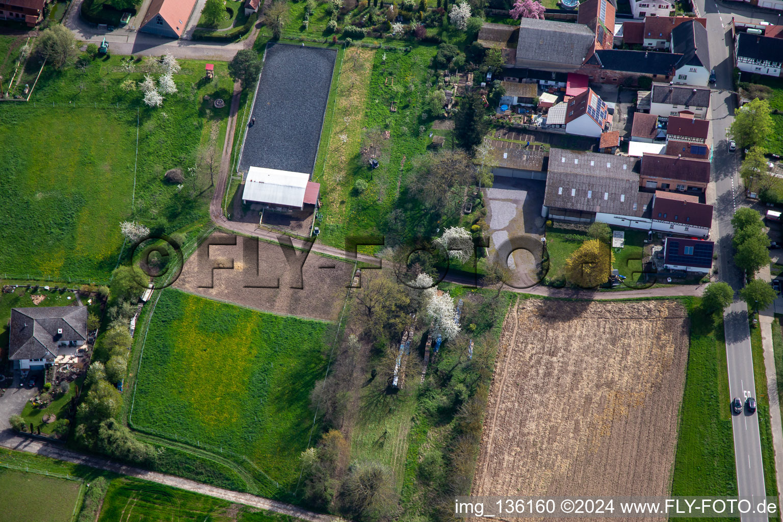 Installation équestre au cimetière à Winden dans le département Rhénanie-Palatinat, Allemagne d'en haut