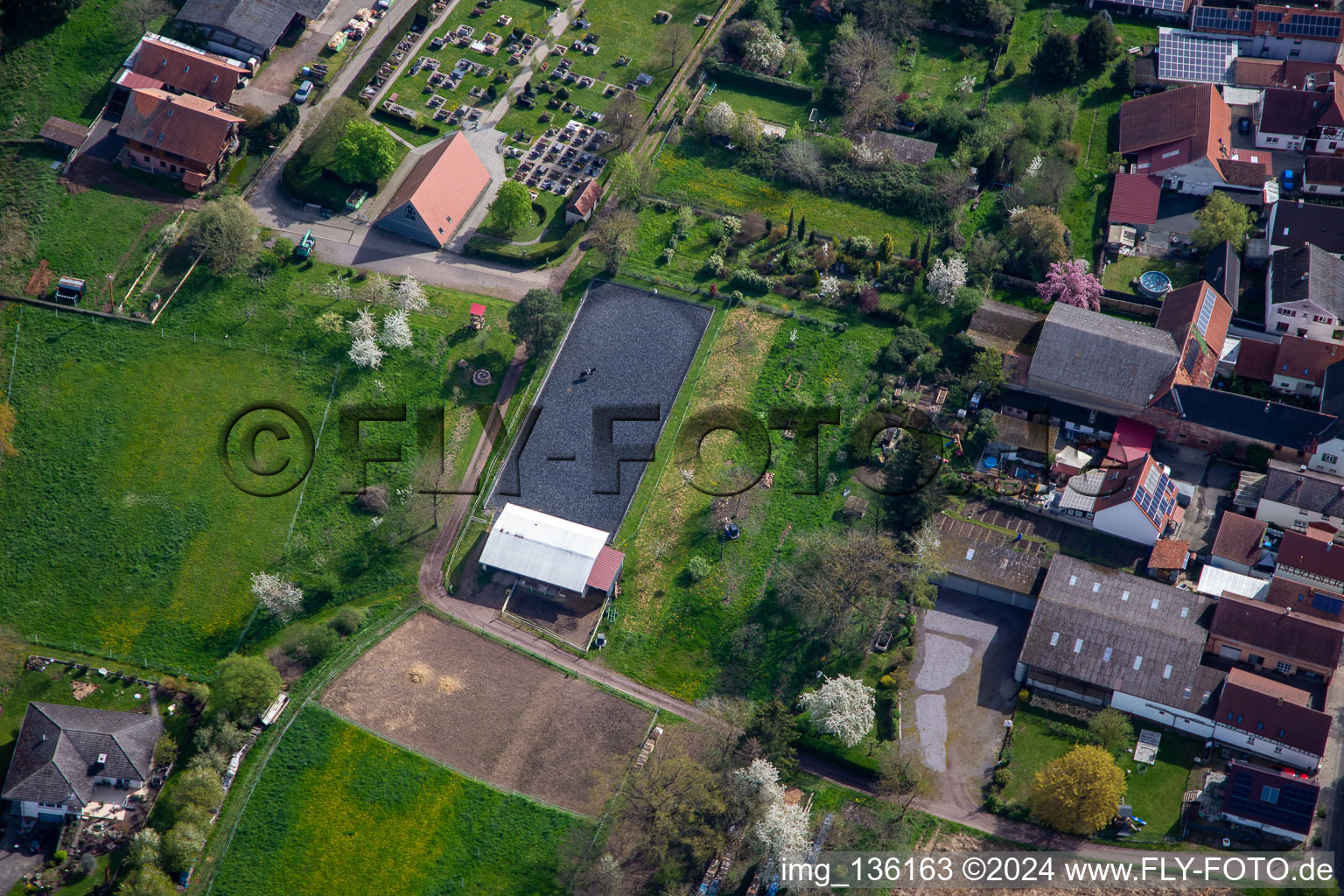 Installation équestre au cimetière à Winden dans le département Rhénanie-Palatinat, Allemagne vue d'en haut