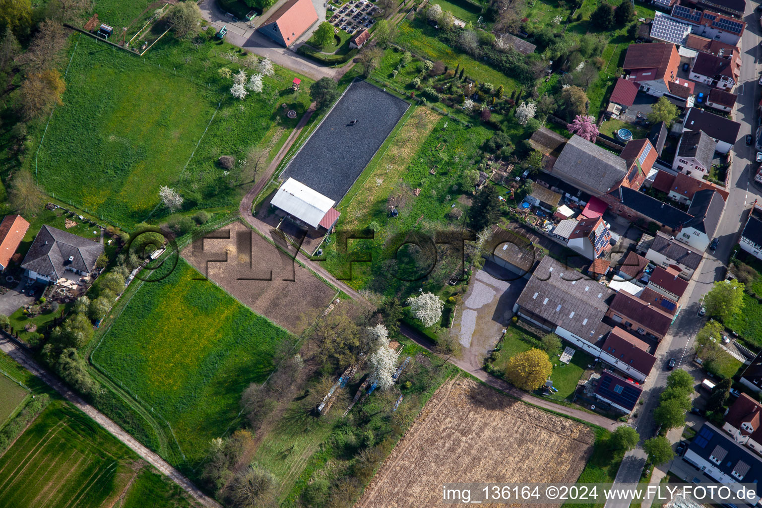 Installation équestre au cimetière à Winden dans le département Rhénanie-Palatinat, Allemagne depuis l'avion