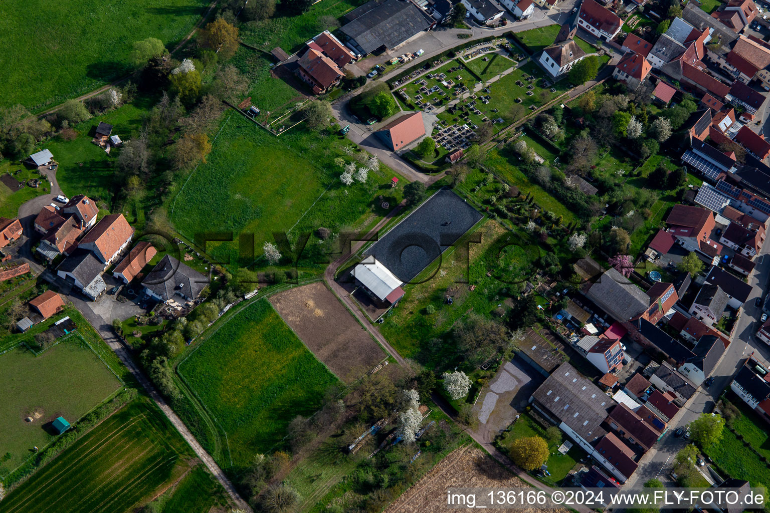 Vue d'oiseau de Installation équestre au cimetière à Winden dans le département Rhénanie-Palatinat, Allemagne