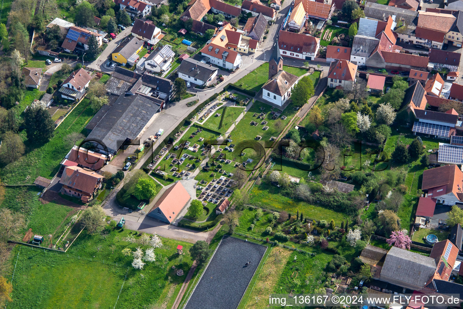 Vue aérienne de Cimetière à Winden dans le département Rhénanie-Palatinat, Allemagne