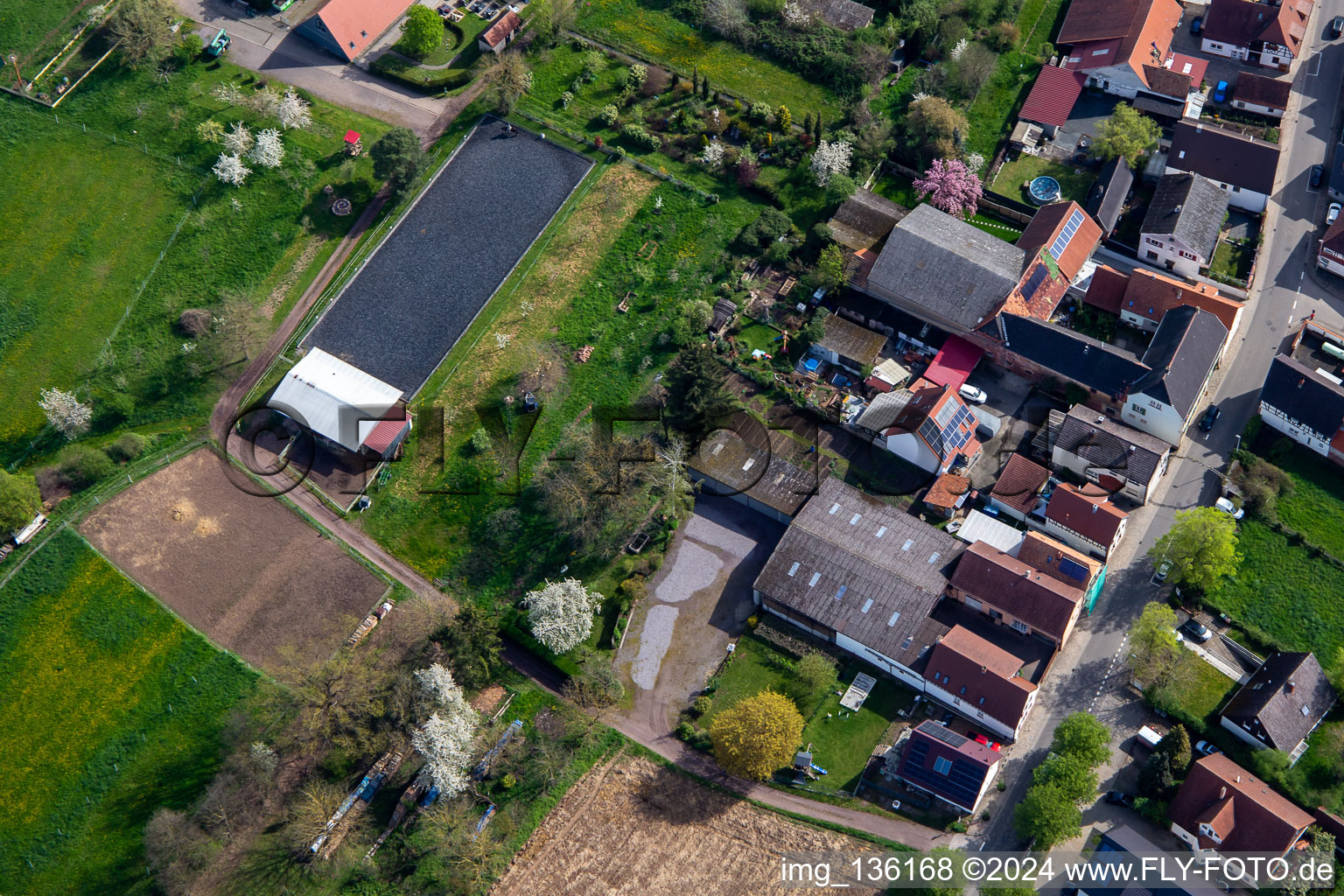 Installation équestre au cimetière à Winden dans le département Rhénanie-Palatinat, Allemagne vue du ciel