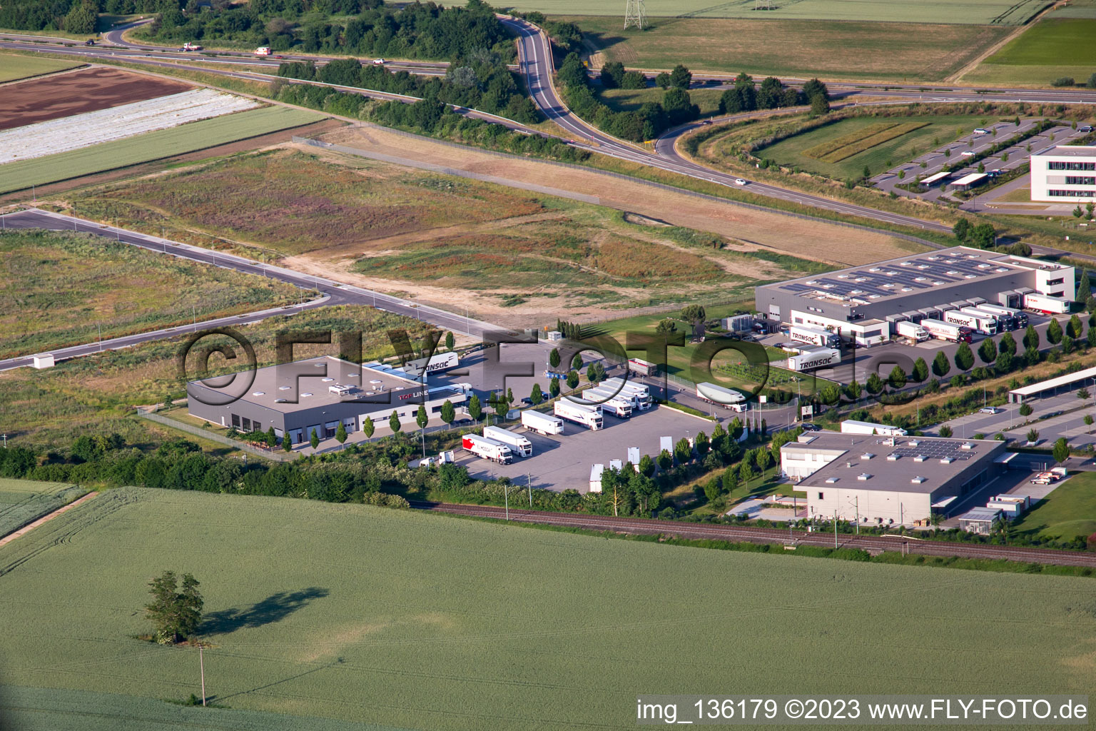 Vue aérienne de Stagiaire TRANSAC. Speditionsgesellschaft mbH TOP LINE Logistics GmbH & Co. KG13 à Rülzheim dans le département Rhénanie-Palatinat, Allemagne