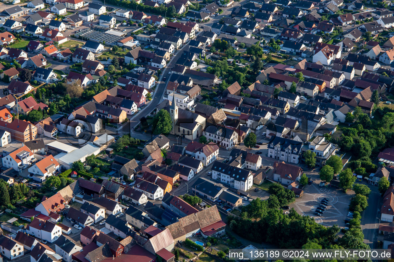 Vue aérienne de Église Sainte-Anne Kuhardt à Kuhardt dans le département Rhénanie-Palatinat, Allemagne