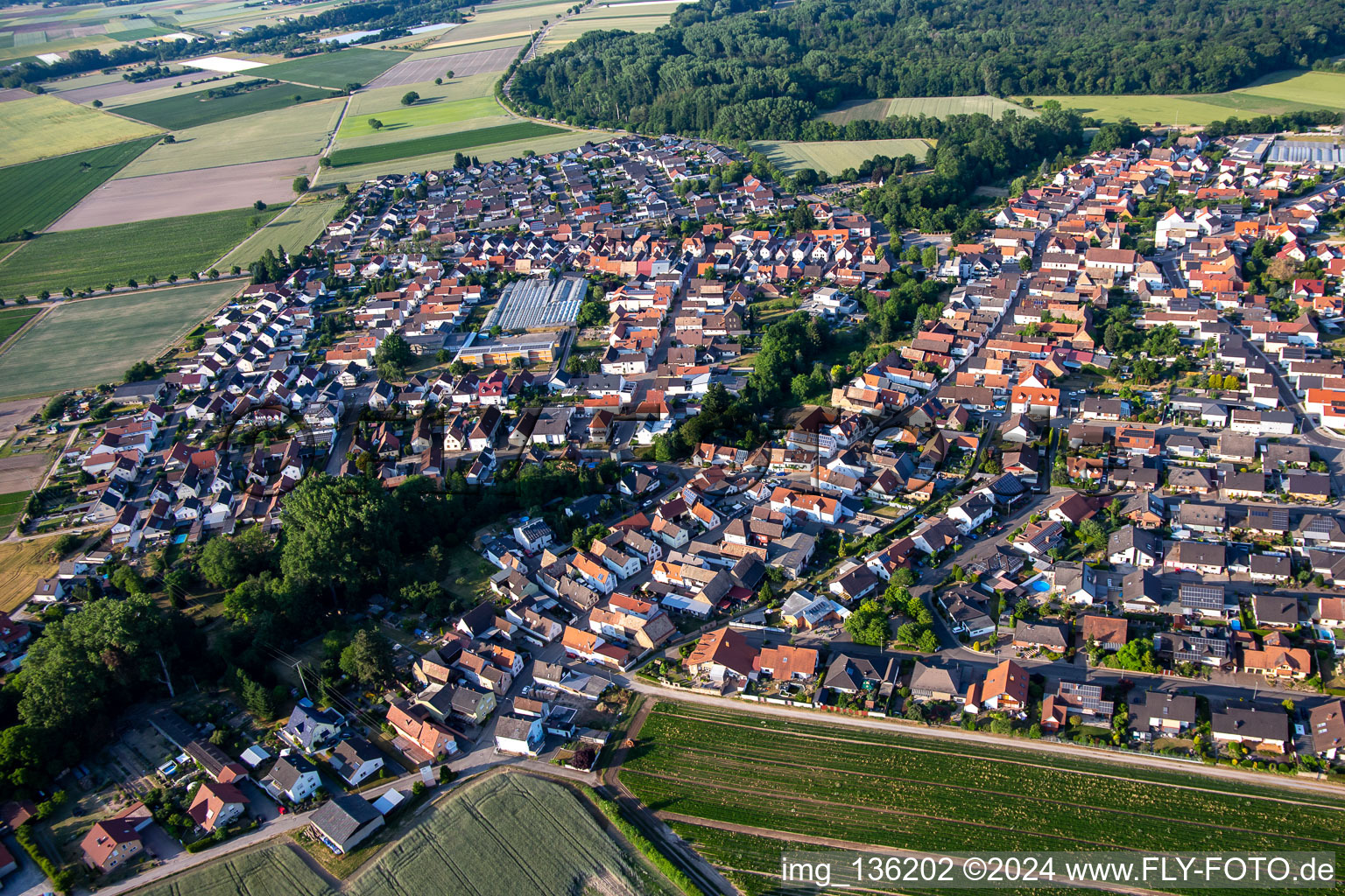 Vue aérienne de Rue principale du sud à Kuhardt dans le département Rhénanie-Palatinat, Allemagne