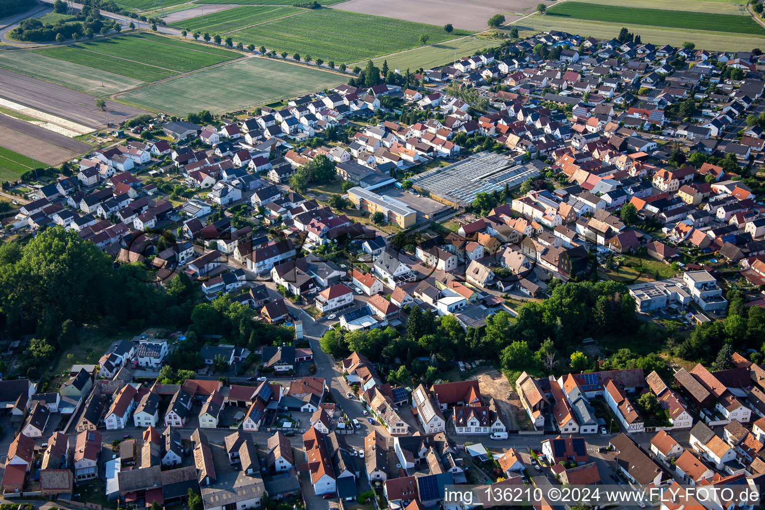 Vue aérienne de Rue principale du sud-est à Kuhardt dans le département Rhénanie-Palatinat, Allemagne