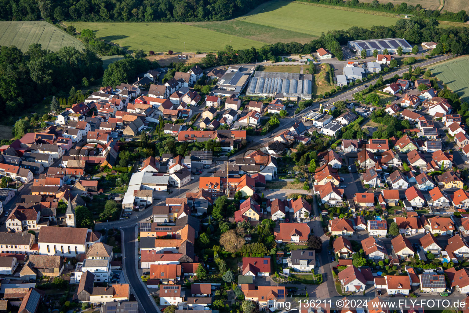 Vue aérienne de Rheinstraße à Kuhardt dans le département Rhénanie-Palatinat, Allemagne