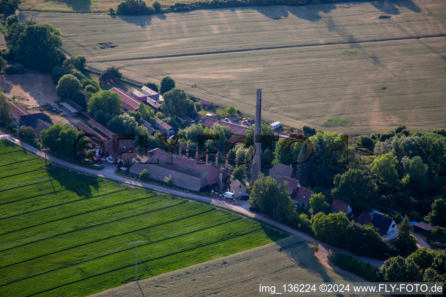 Vue aérienne de Menuiserie Hellmann dans l'ancienne briqueterie à Kuhardt dans le département Rhénanie-Palatinat, Allemagne