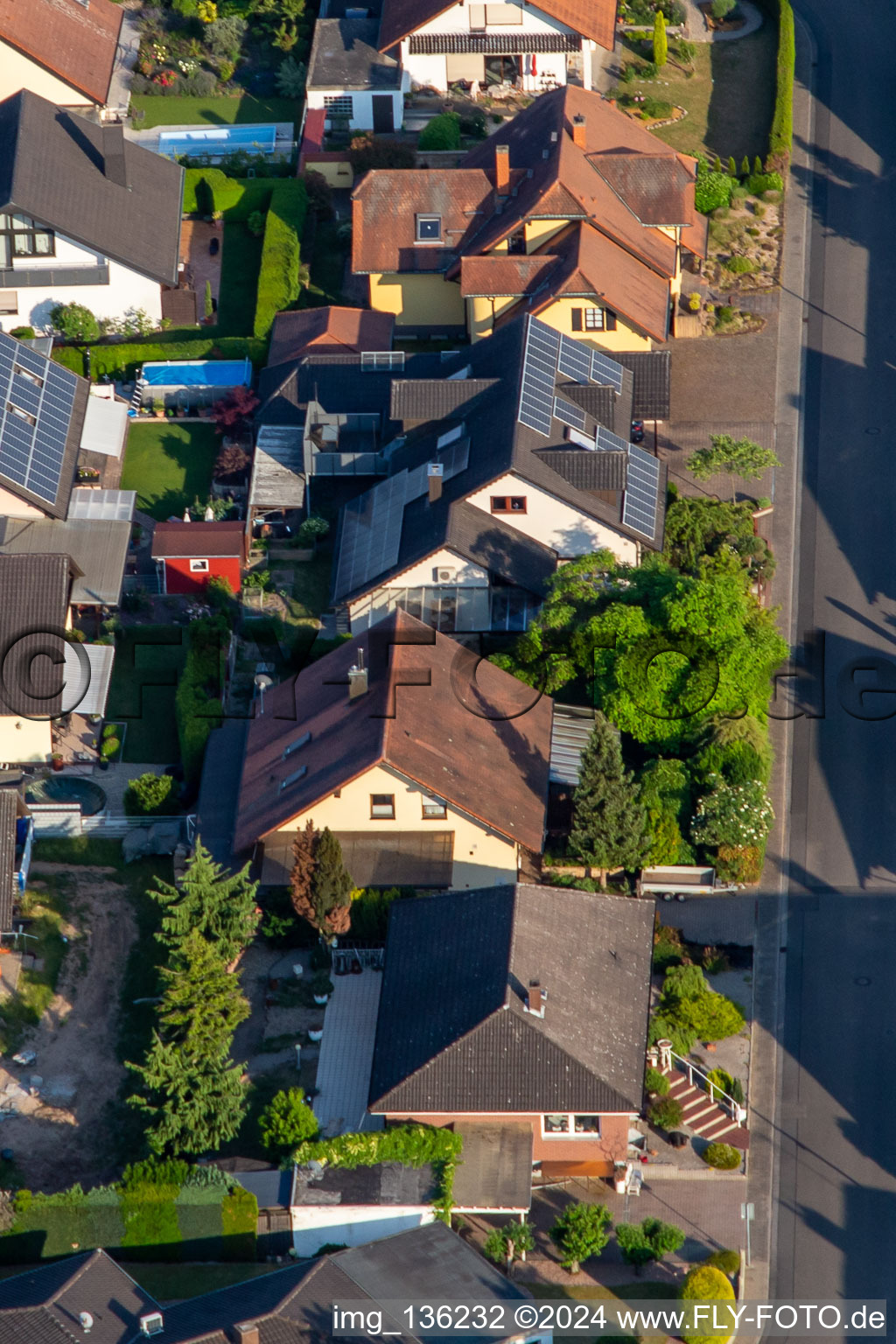 Anneau sud depuis l'ouest à Kuhardt dans le département Rhénanie-Palatinat, Allemagne vu d'un drone