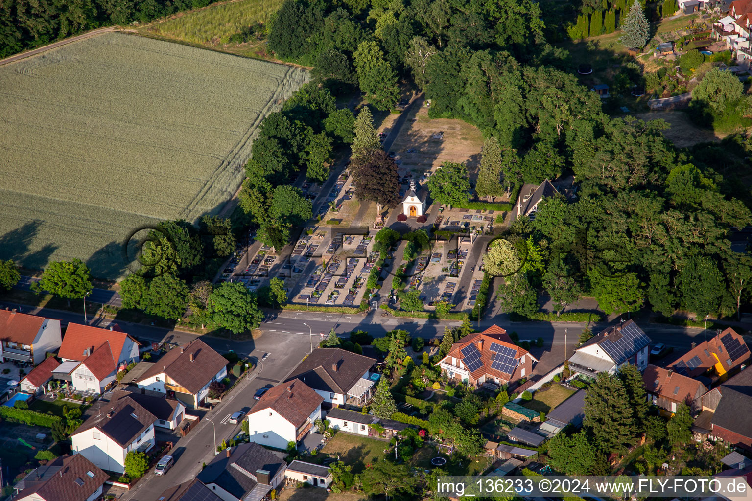 Vue aérienne de Cimetière à Kuhardt dans le département Rhénanie-Palatinat, Allemagne