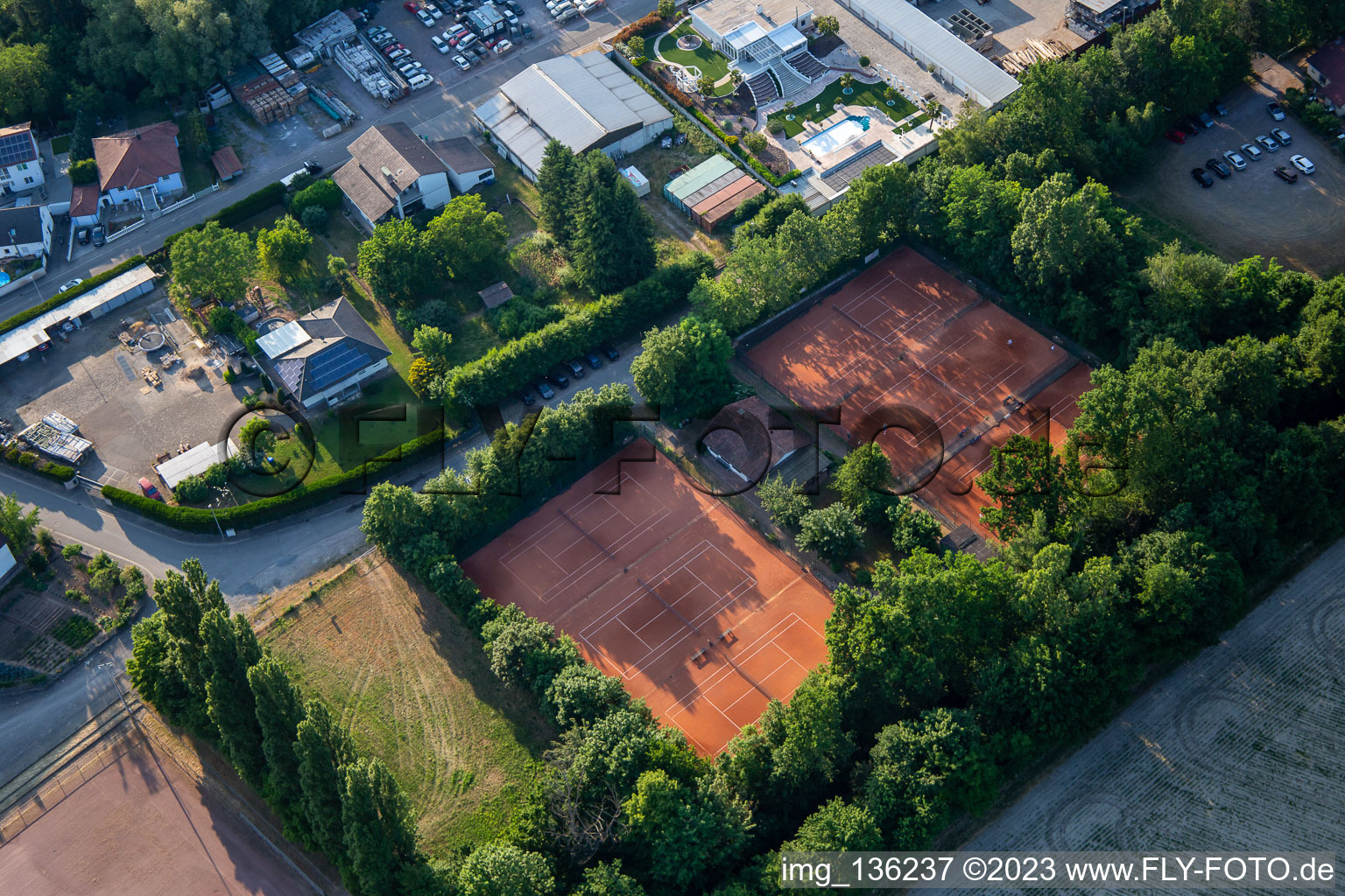 Vue aérienne de Communauté du tennis 1980 Hördt e. v à Hördt dans le département Rhénanie-Palatinat, Allemagne
