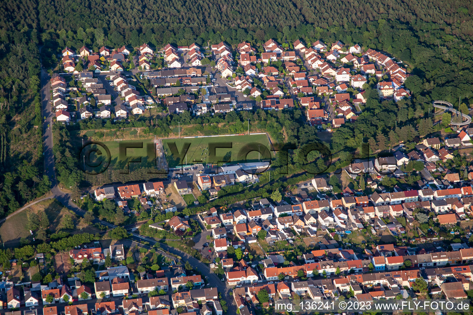 Vue aérienne de Chemin de hêtre à le quartier Huttenheim in Philippsburg dans le département Bade-Wurtemberg, Allemagne