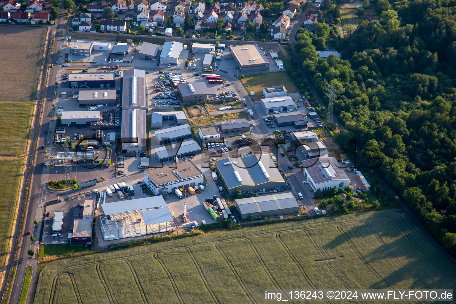 Vue aérienne de Zone industrielle de Römeracker à le quartier Hochstetten in Linkenheim-Hochstetten dans le département Bade-Wurtemberg, Allemagne