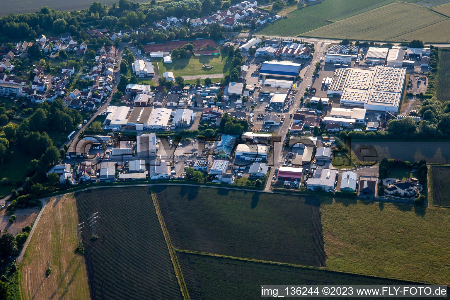 Vue aérienne de Bague commerciale à le quartier Hochstetten in Linkenheim-Hochstetten dans le département Bade-Wurtemberg, Allemagne
