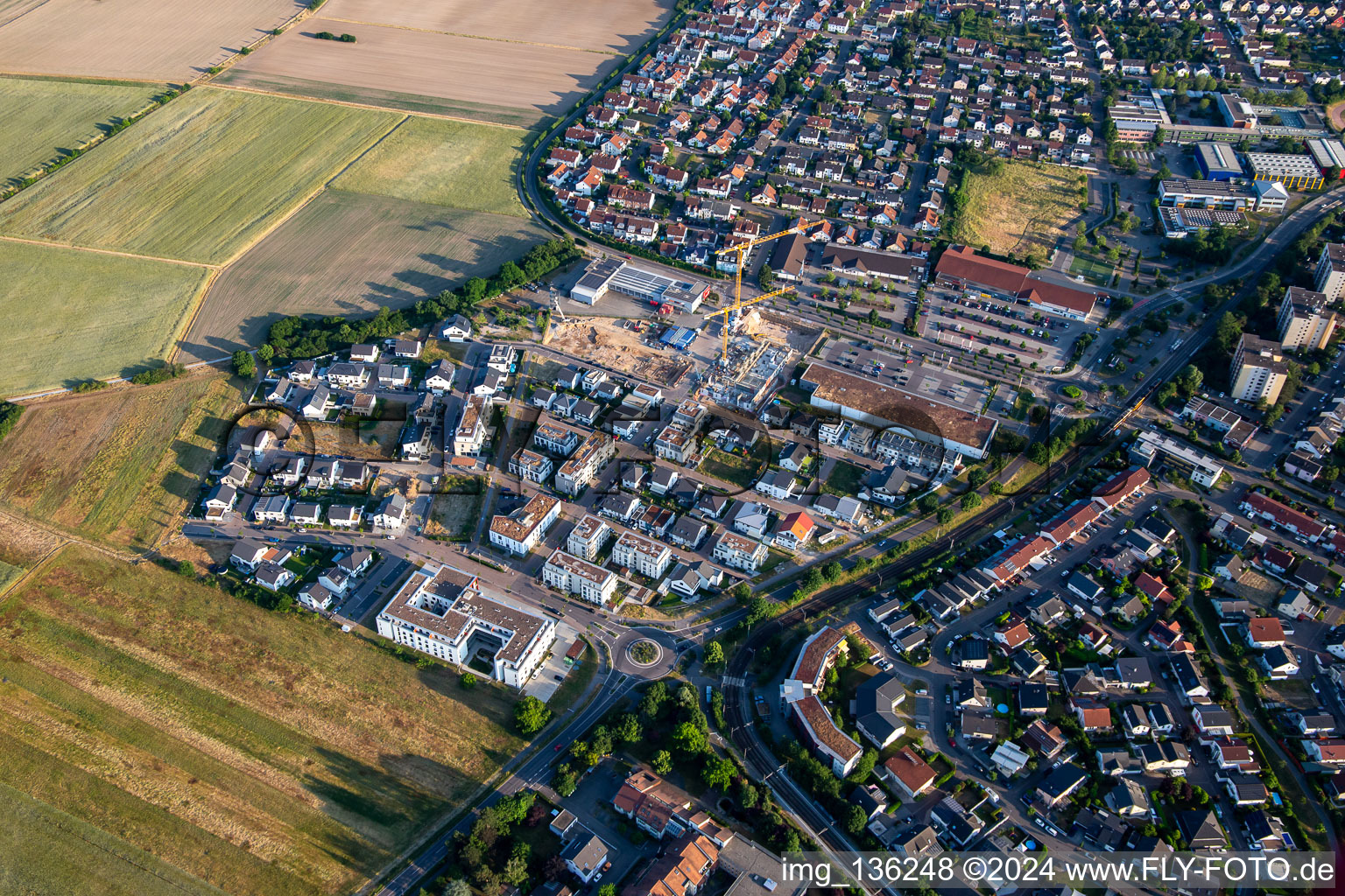 Vue aérienne de Nouvelle zone de développement Am Benden à le quartier Hochstetten in Linkenheim-Hochstetten dans le département Bade-Wurtemberg, Allemagne