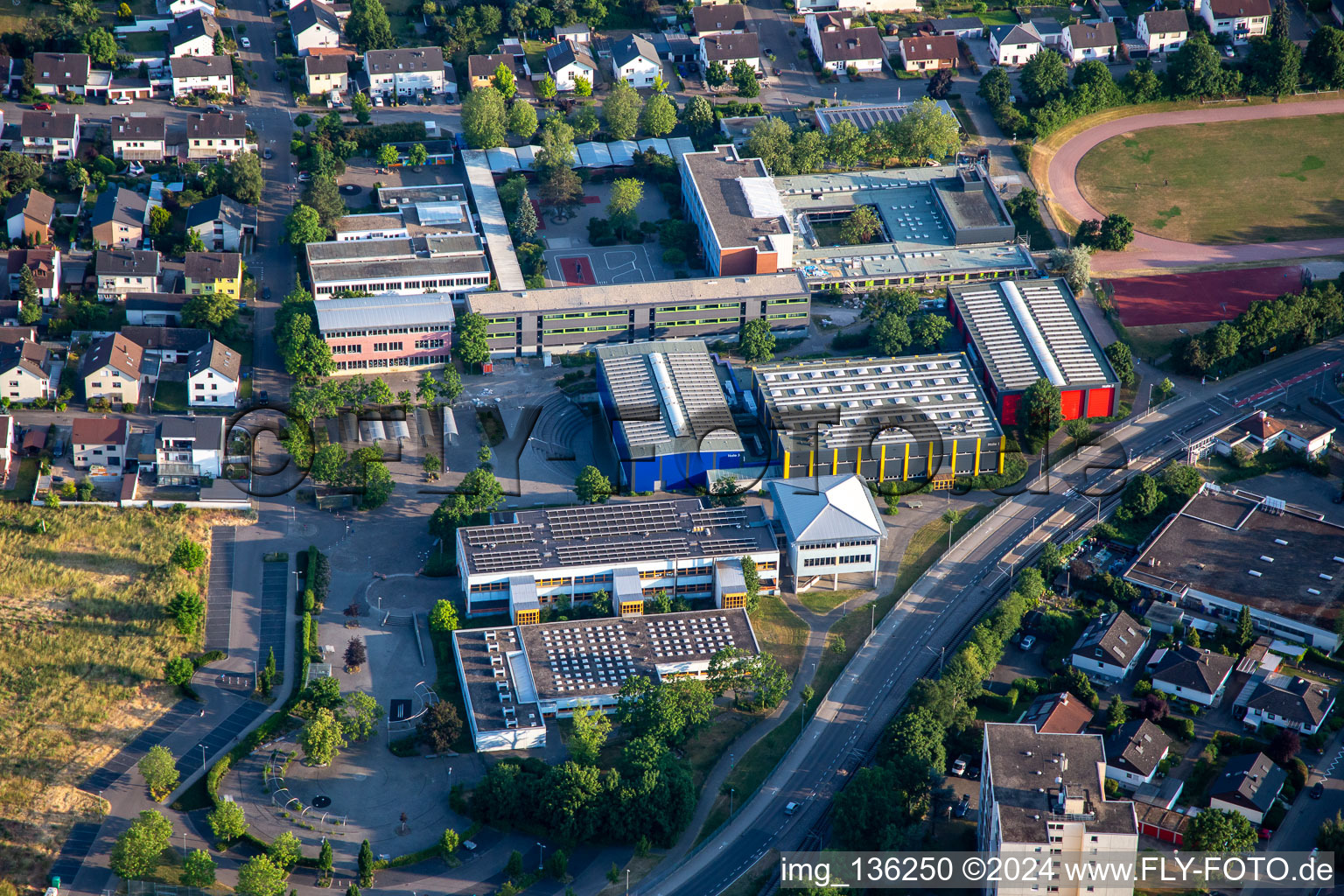 Vue aérienne de École secondaire, école primaire et secondaire Linkenheim et école Albert Schweitzer, centre d'éducation spécialisée et de conseil en apprentissage à le quartier Linkenheim in Linkenheim-Hochstetten dans le département Bade-Wurtemberg, Allemagne