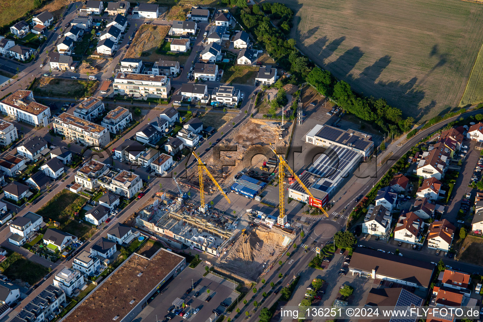 Vue aérienne de Chantier de construction sur le mur du nord-ouest à le quartier Hochstetten in Linkenheim-Hochstetten dans le département Bade-Wurtemberg, Allemagne