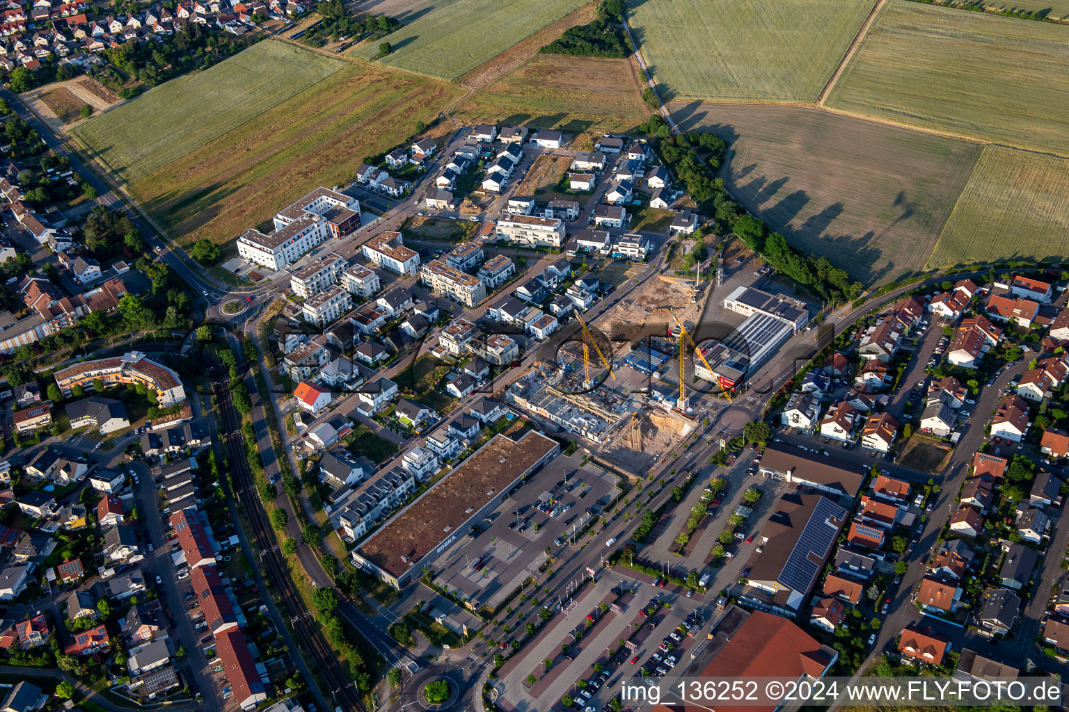 Vue aérienne de Chantier Am Wall depuis l'ouest à le quartier Linkenheim in Linkenheim-Hochstetten dans le département Bade-Wurtemberg, Allemagne