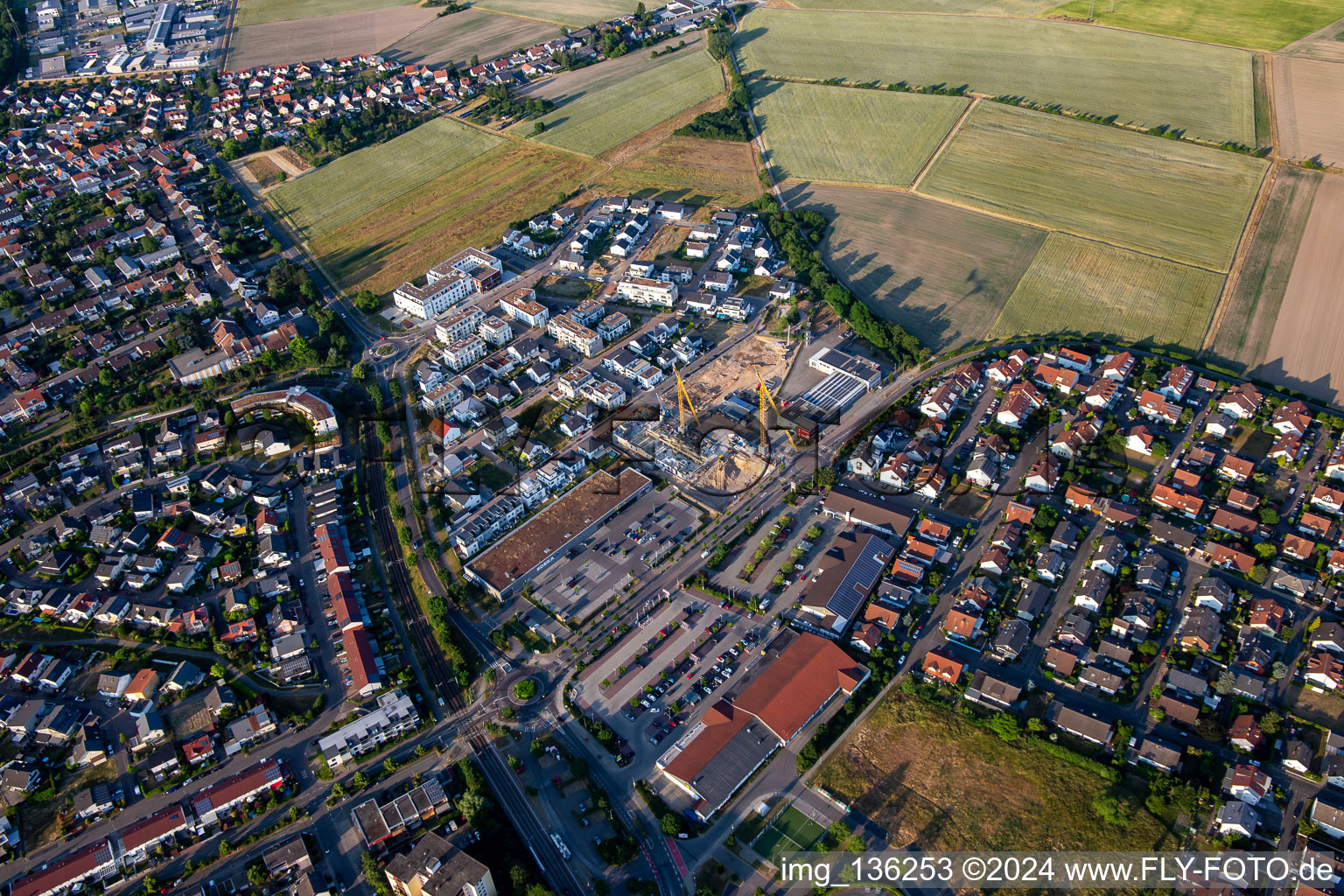 Vue aérienne de Chantier Am Wall depuis l'ouest à le quartier Linkenheim in Linkenheim-Hochstetten dans le département Bade-Wurtemberg, Allemagne