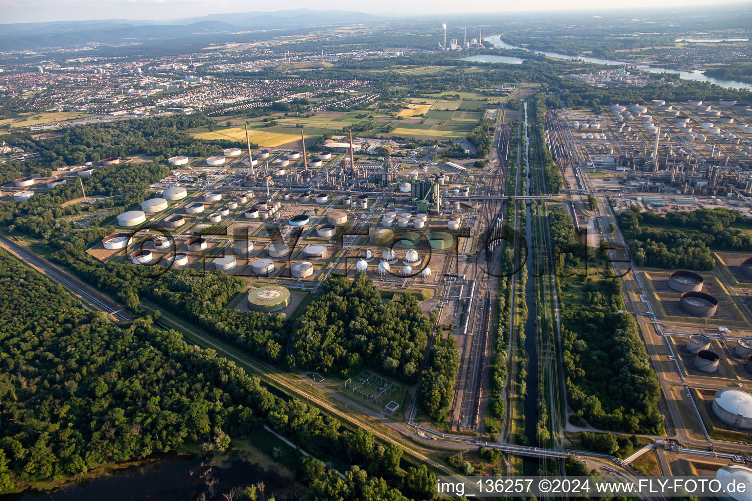 Vue aérienne de Ligne ferroviaire de marchandises dans le MIRO à le quartier Knielingen in Karlsruhe dans le département Bade-Wurtemberg, Allemagne