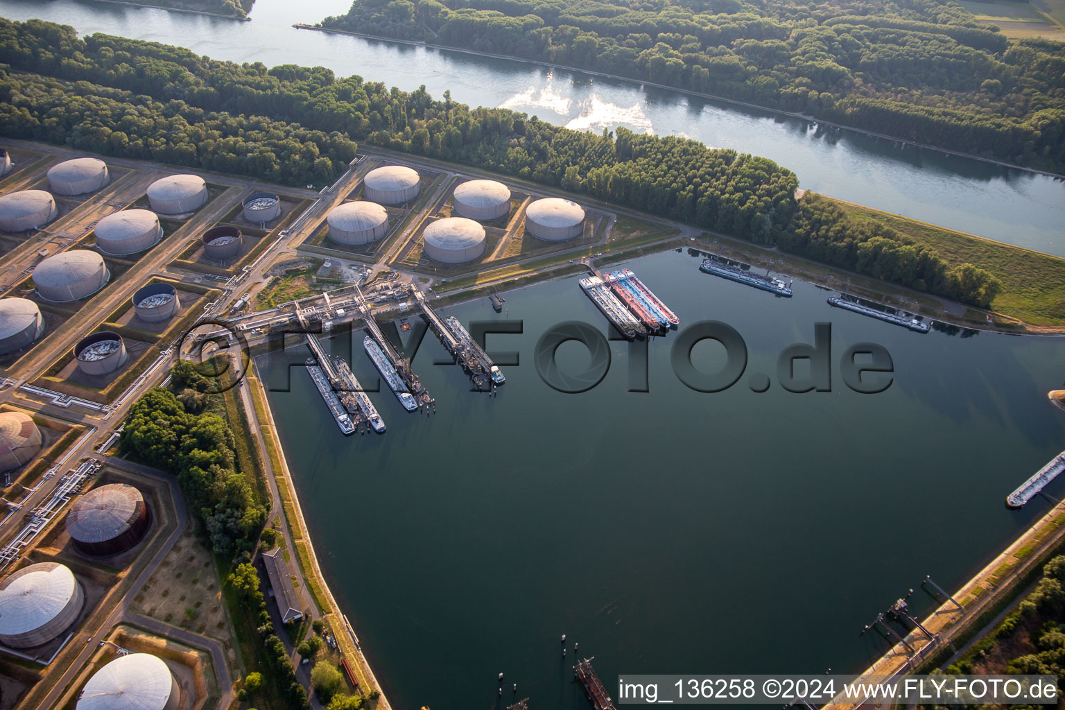 Vue aérienne de Port pétrolier MIRO à le quartier Knielingen in Karlsruhe dans le département Bade-Wurtemberg, Allemagne