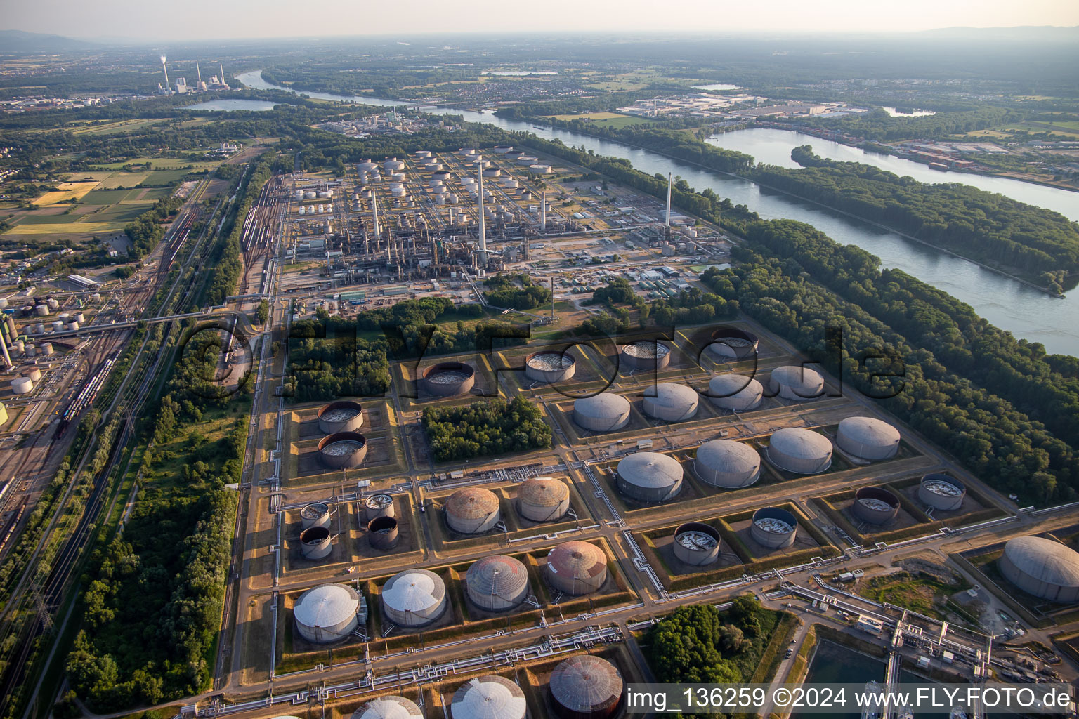 Vue aérienne de Raffinerie de pétrole du Rhin supérieur du nord à le quartier Knielingen in Karlsruhe dans le département Bade-Wurtemberg, Allemagne