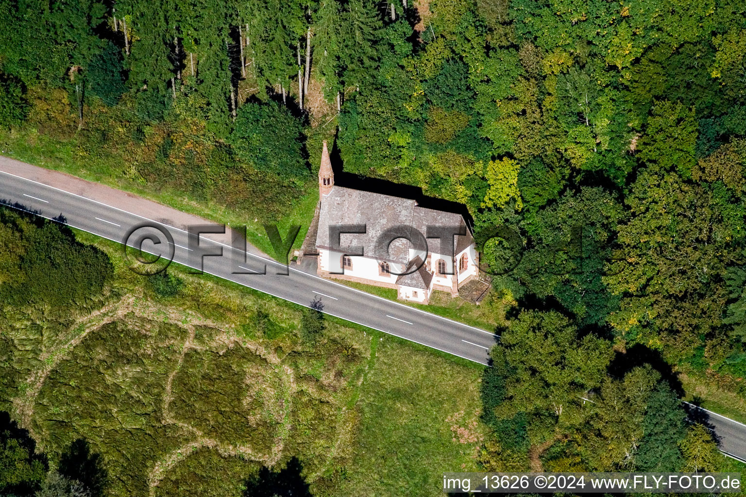 Vue aérienne de Chapelle sur la route de campagne du Wieslautertal à Niederschlettenbach dans le département Rhénanie-Palatinat, Allemagne