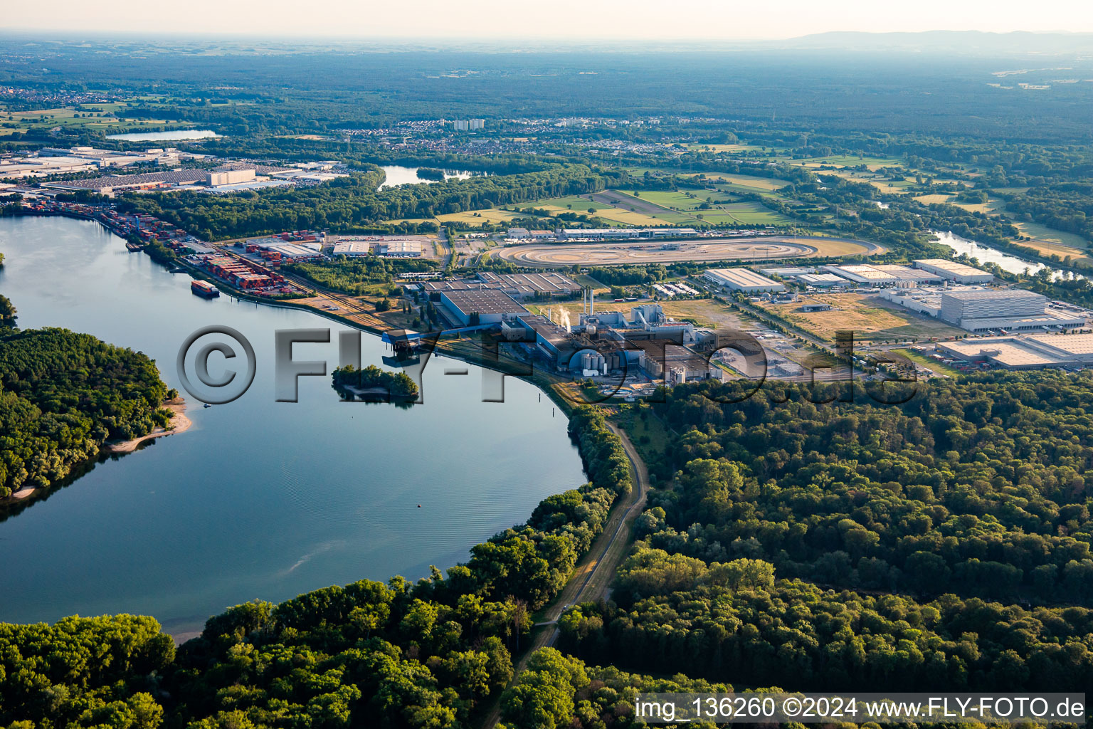 Vue aérienne de Port régional de Wörth et zone industrielle d'Oberwald à Wörth am Rhein dans le département Rhénanie-Palatinat, Allemagne