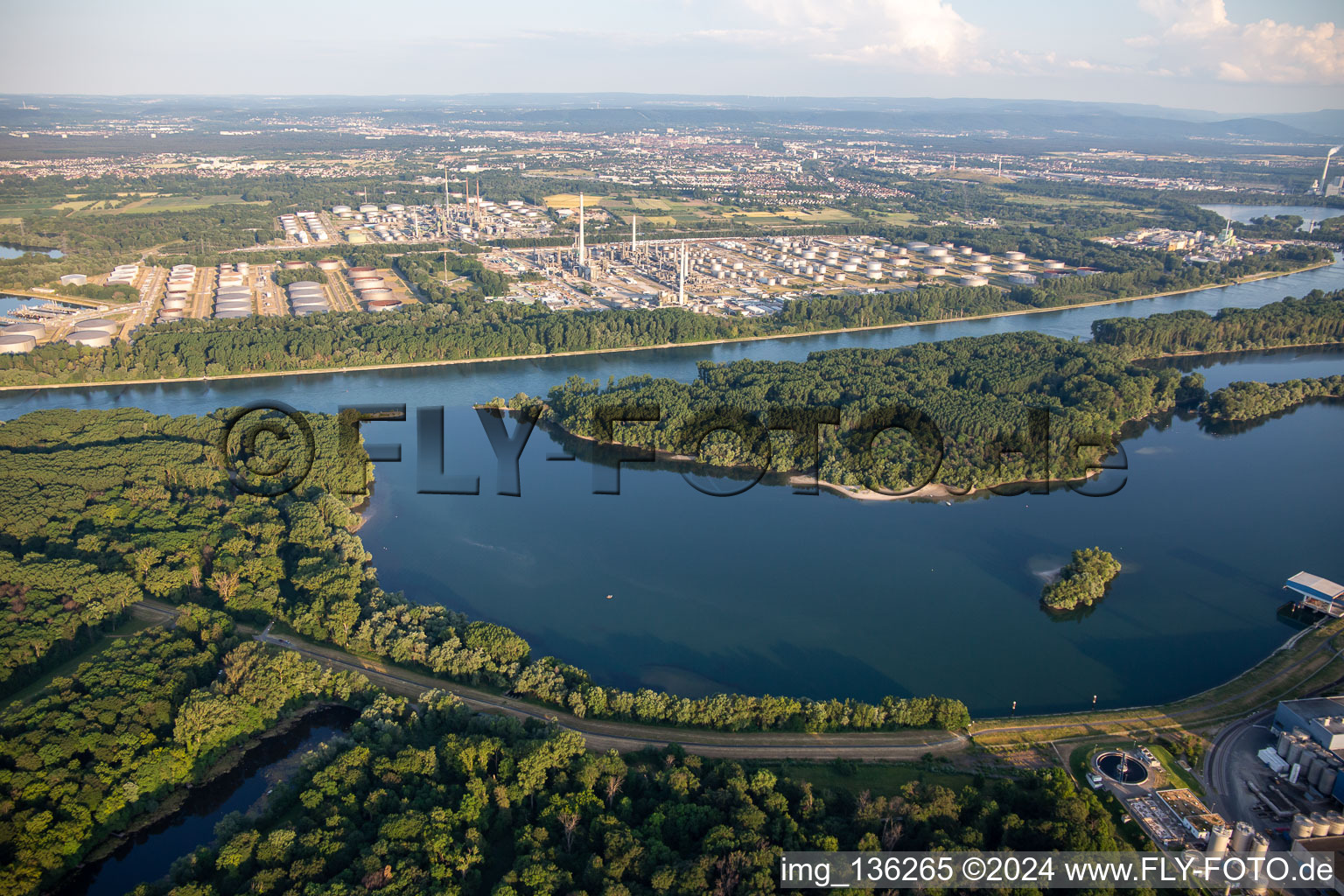 Vue aérienne de Port régional de Wörth et MIRO de l'autre côté du Rhin à Wörth am Rhein dans le département Rhénanie-Palatinat, Allemagne