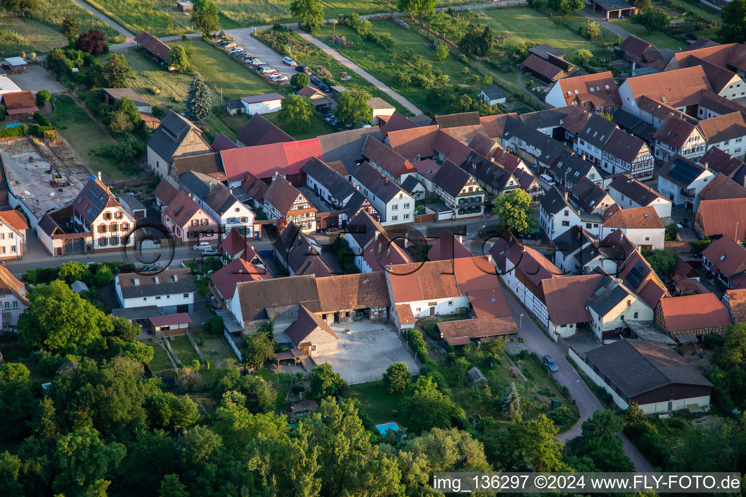 Vue aérienne de Gnägyhof dans la rue principale à Winden dans le département Rhénanie-Palatinat, Allemagne