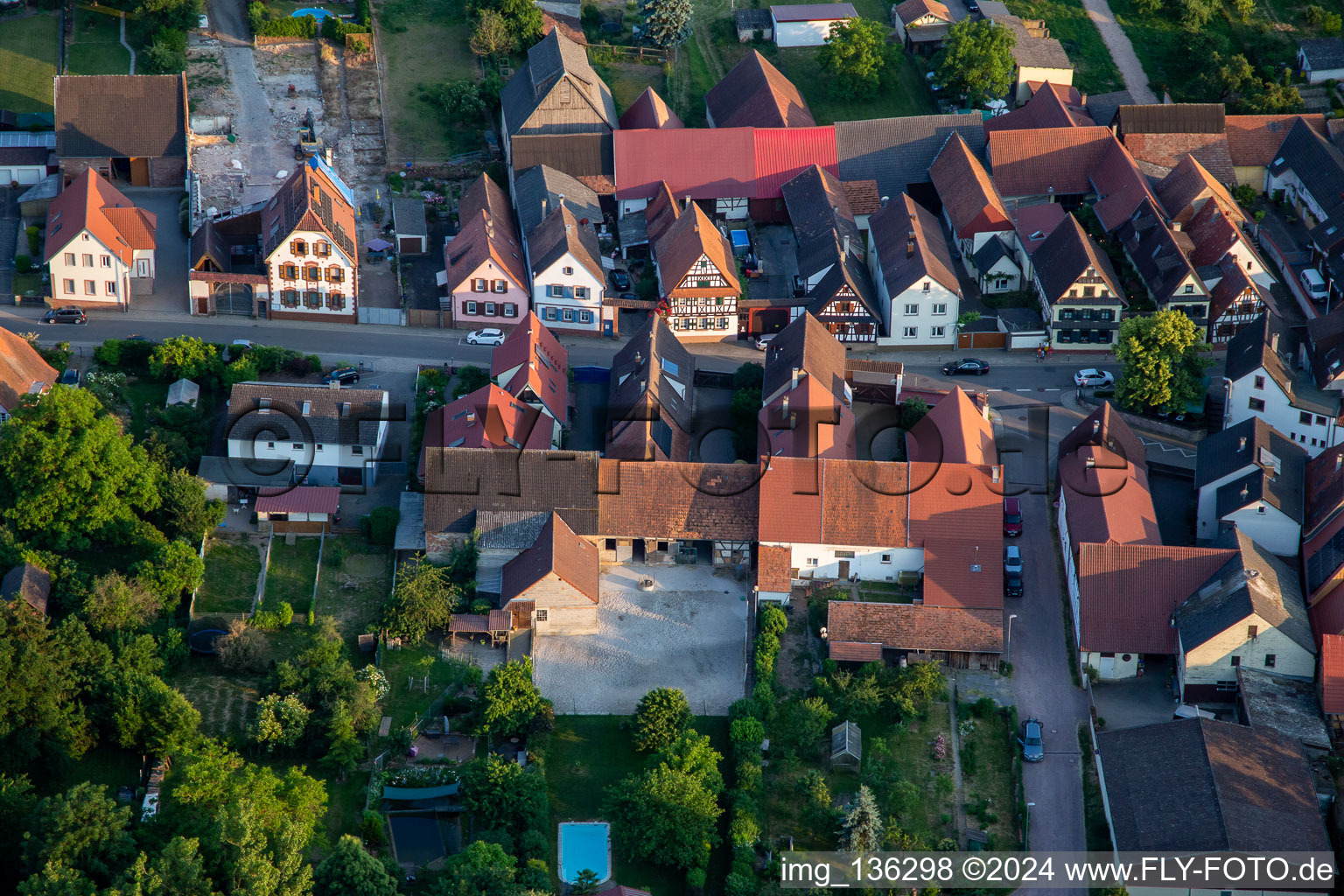 Vue aérienne de Gnägyhof dans la rue principale à Winden dans le département Rhénanie-Palatinat, Allemagne