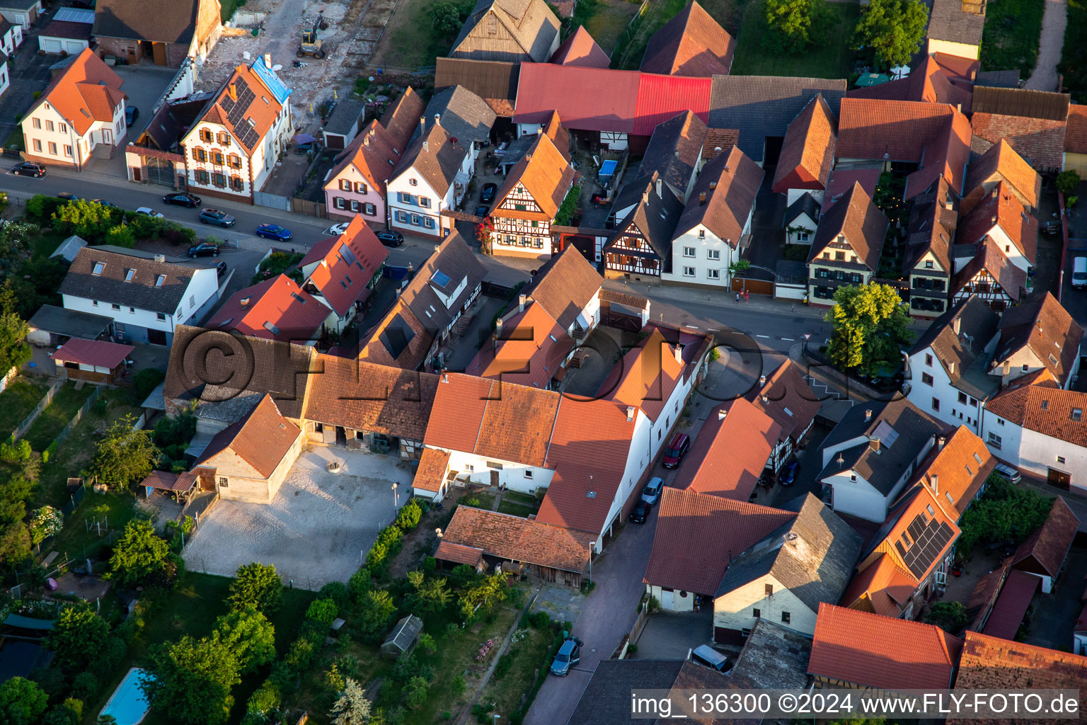 Photographie aérienne de Gnägyhof dans la rue principale à Winden dans le département Rhénanie-Palatinat, Allemagne